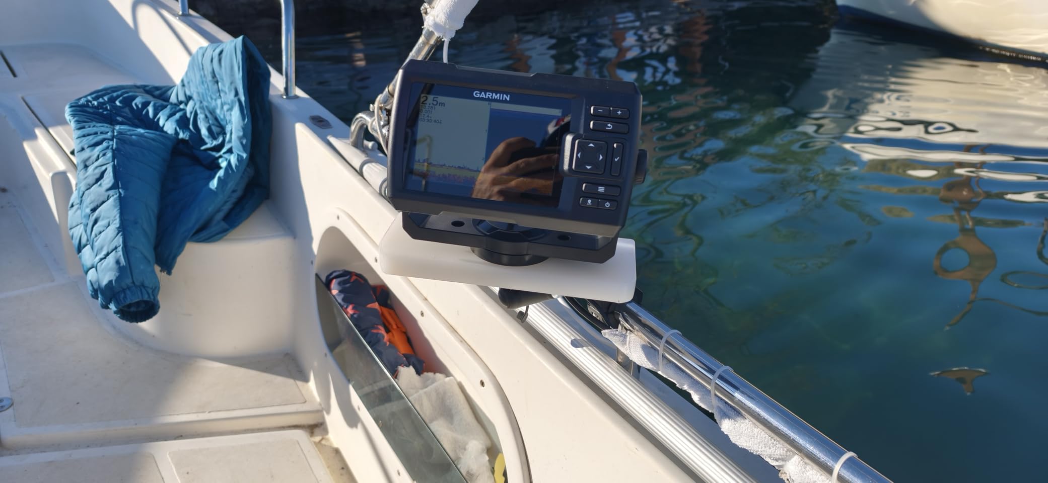 Garmin Striker Vivid 5cv, Easy-to-Use 5-inch Color Fishfinder and Sonar Transducer, Vivid Scanning Sonar Color Palettes customer photo 1