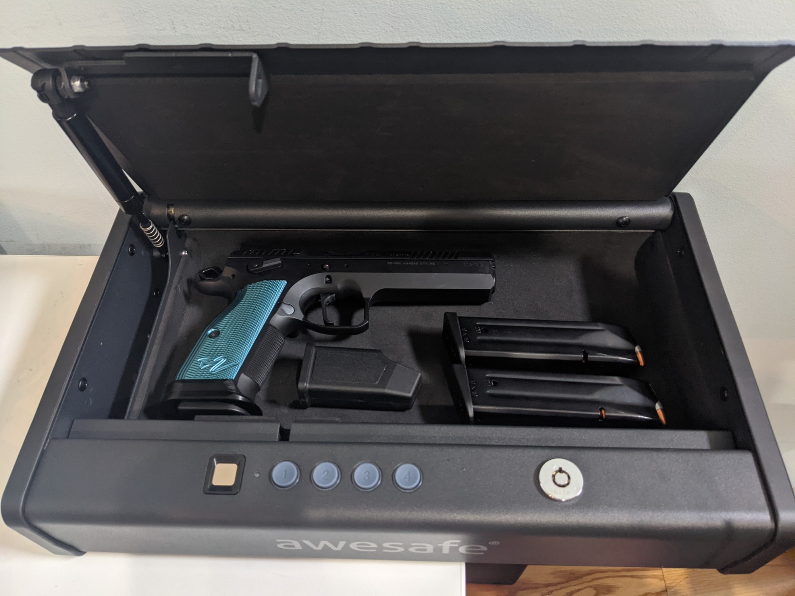 awesafe Biometric Gun Safe for Pistol, 3 Ways Quick Access with Fingerprint Digital PIN Key, Portable Handgun Safe for Nightstand Bedside Cloakroom Living Room (XL Biometric Gun Safe with Fingerprint) customer photo 1