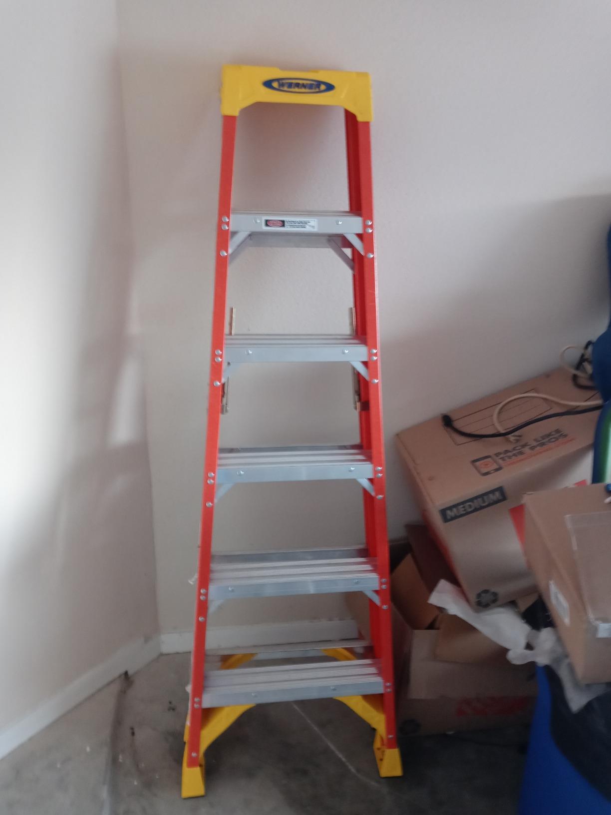 Werner 6204 Fiberglass Stepladder, 4-Foot customer photo 1