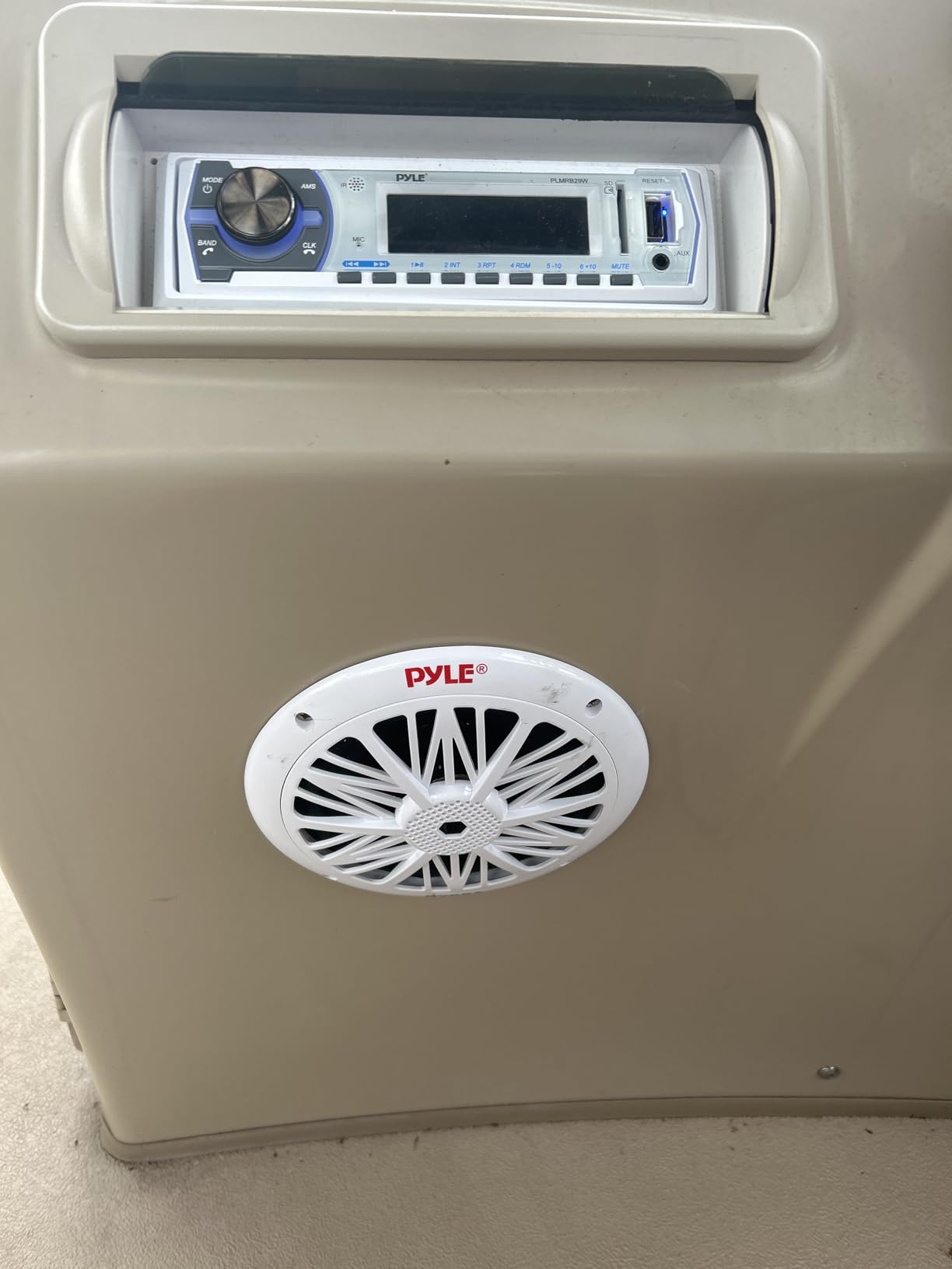Pyle 6.5 Inch Dual Marine Speakers - 2 Way Waterproof and Weather Resistant Outdoor Audio Stereo Sound System with 200 Watt Power (White, 1 Pair) customer photo 1