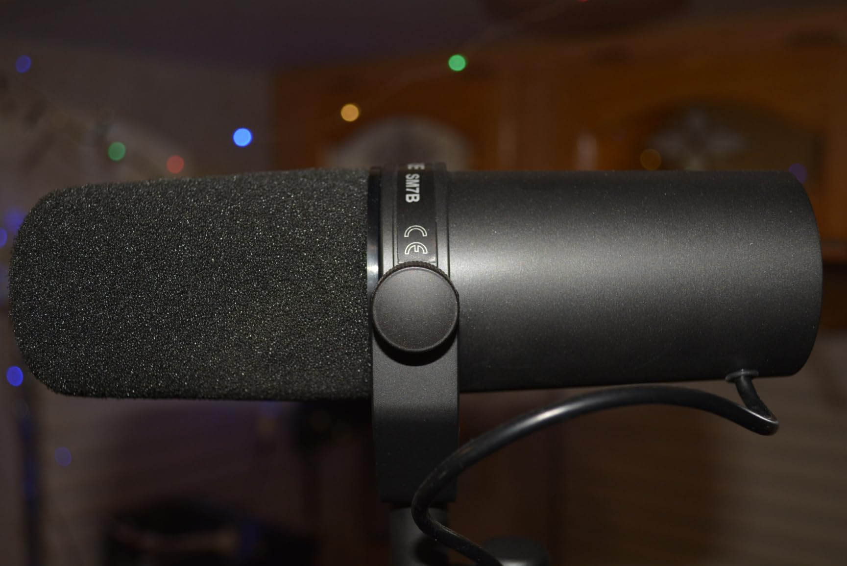 Shure SM7B Dynamic Studio Microphone - XLR Mic for Podcasting, Streaming, Vocal Recording & Broadcasting, Wide Frequency Range, Smooth Warm Audio, Detachable Windscreen, Black customer photo 2