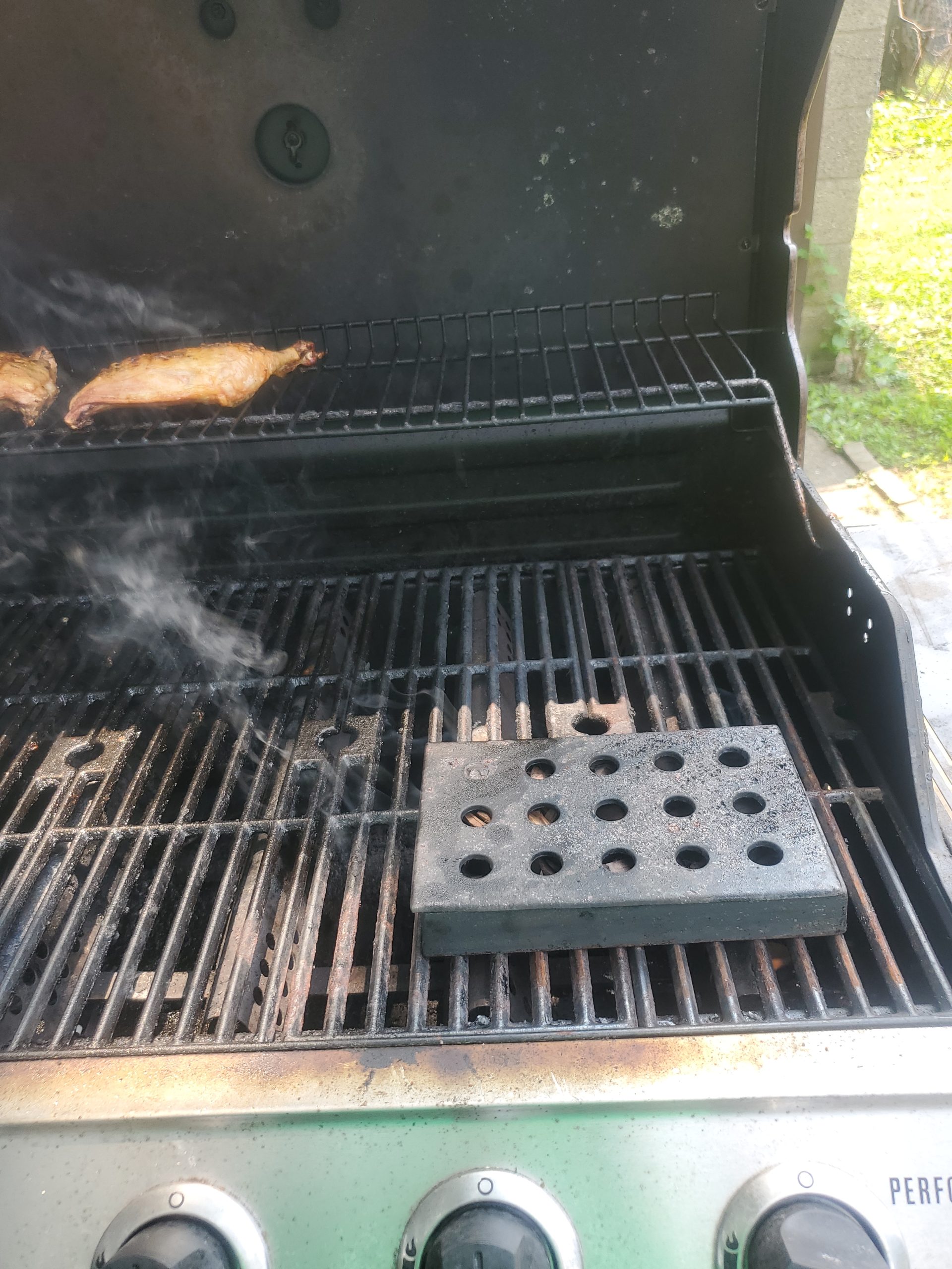 Outset Q177 Smoker Gas Grill, Wood Chip Smoking Box: Cast Iron customer photo 1