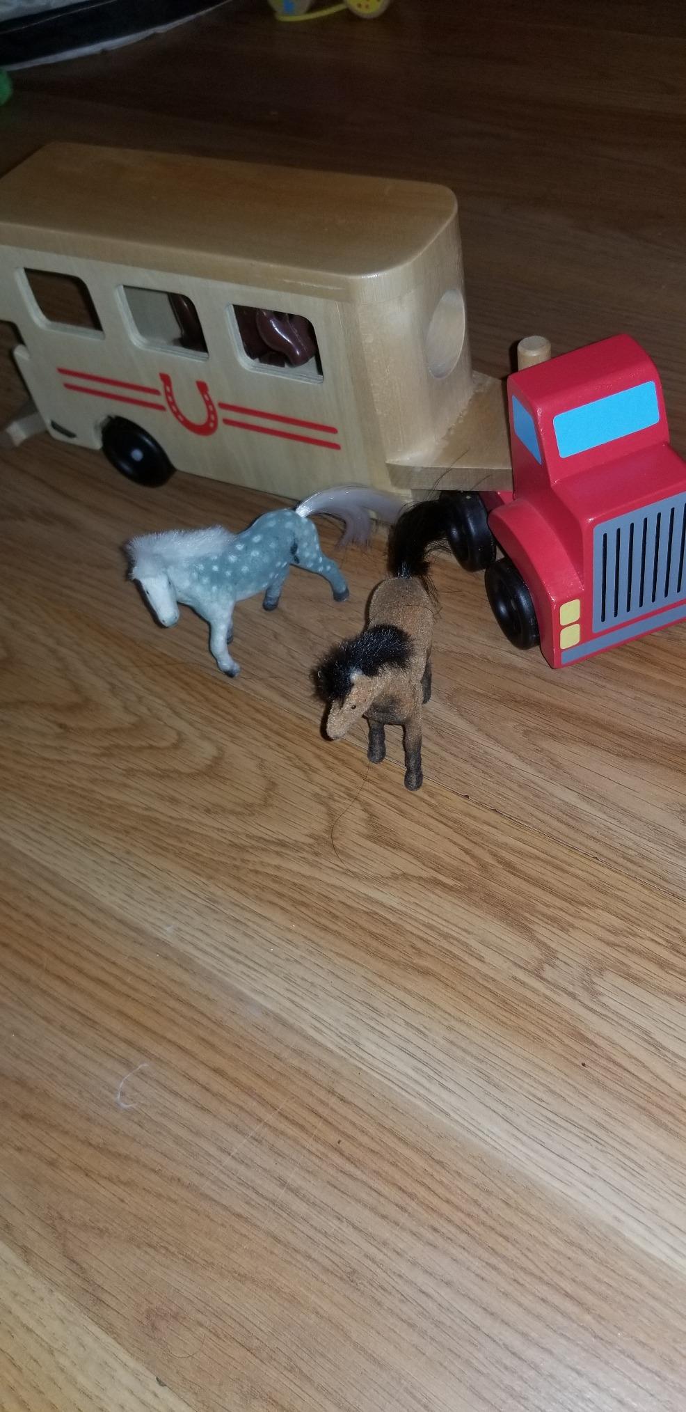 Melissa & Doug Horse Carrier Wooden Vehicle Play Set with 2 Flocked Horses and Pull-Down Ramp customer photo 1