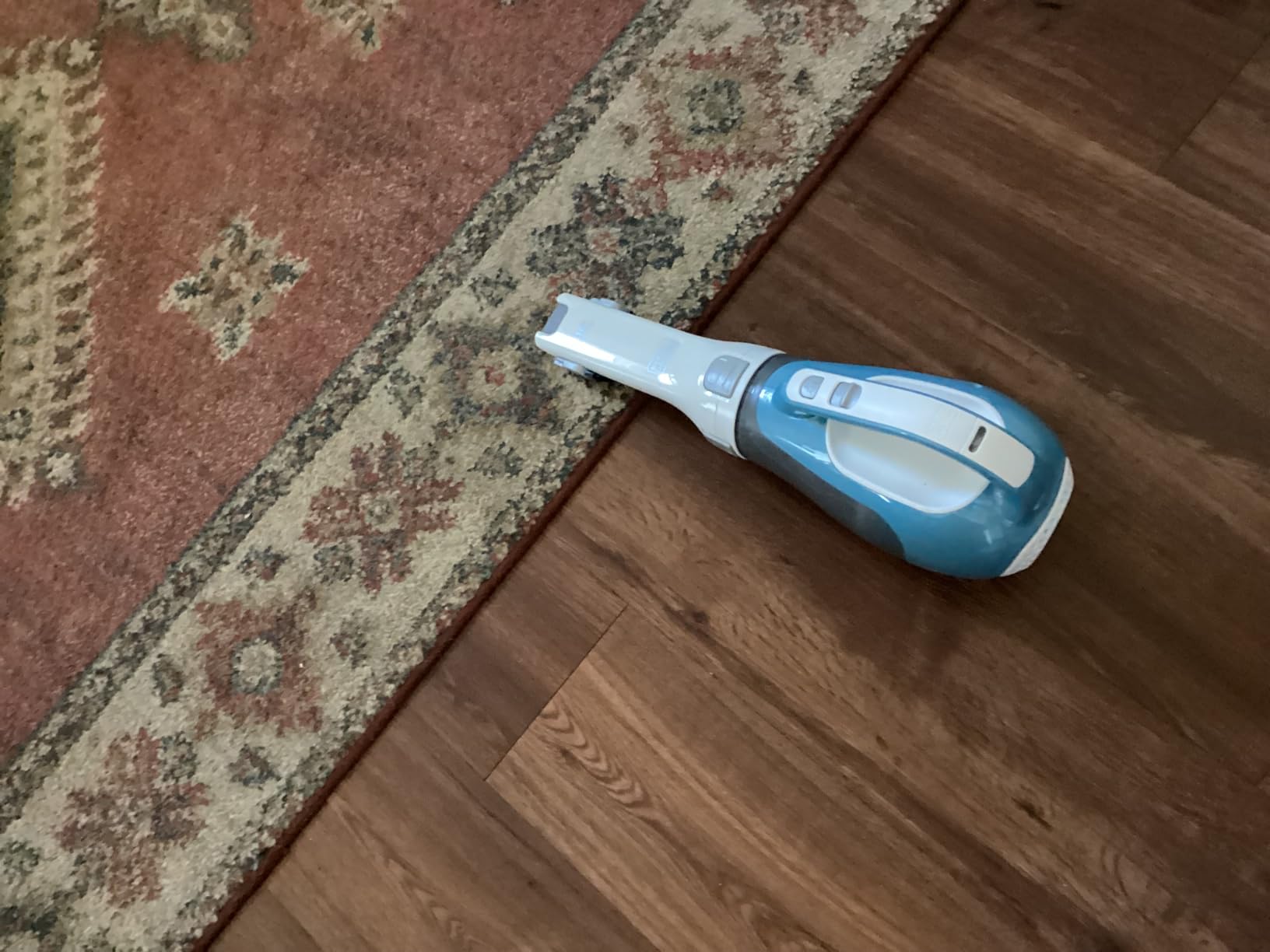 BLACK+DECKER dustbuster AdvancedClean Handheld Vacuum Cordless, Compact Home and Car Vacuum with Crevice Tool, Rotating Nozzle and Charging Station, Large Dust Bowl (CHV1410L) customer photo 2