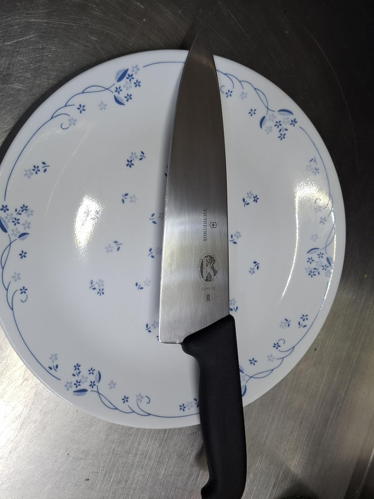 Victorinox Fibrox Pro Chef's Knife, 8 Inch - Swiss Army Kitchen Knife, High Carbon Stainless Steel Blade, Non-Slip Fibrox Handle, Dishwasher Safe customer photo 2