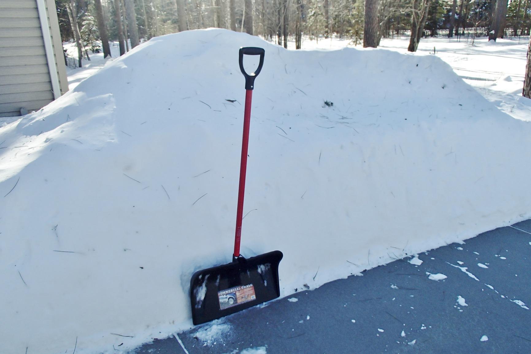 Bully Tools Snow Shovel with Fiberglass D-Grip - Heavy Duty Wide Scoop and Push Shovel for Driveway, High Strength Steel Tool with Sharp Edge, Sturdy Ergonomic D-Shape Handle - 22inch customer photo 1