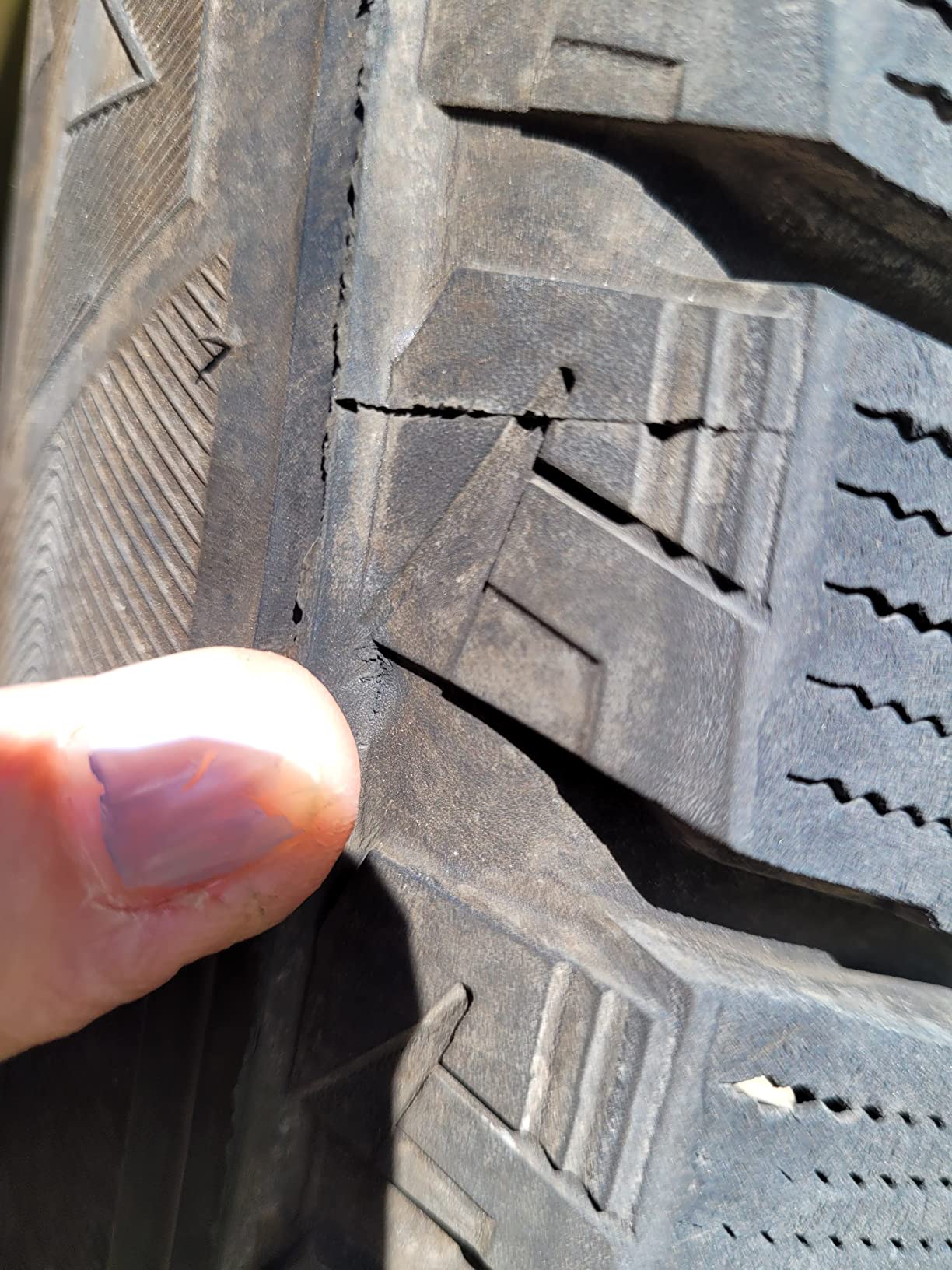 Bridgestone Blizzak DM-V2 Winter/Snow SUV Tire 225/65R17 102 S customer photo 1