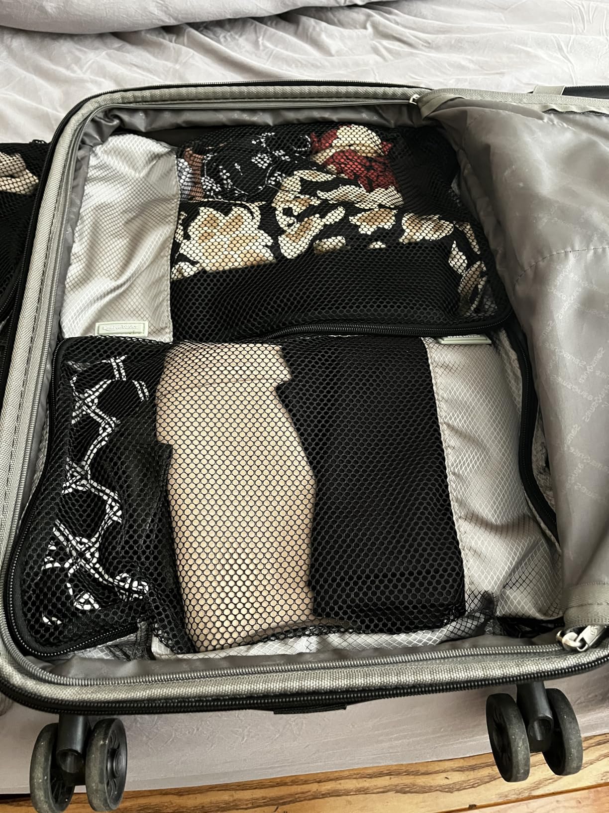 Amazon Essentials 4-Piece Packing Cubes Travel Accessories Set, Space-Saving Luggage Organizer with Double Zipper, Mesh Top Panel, Medium, Gray customer photo 2