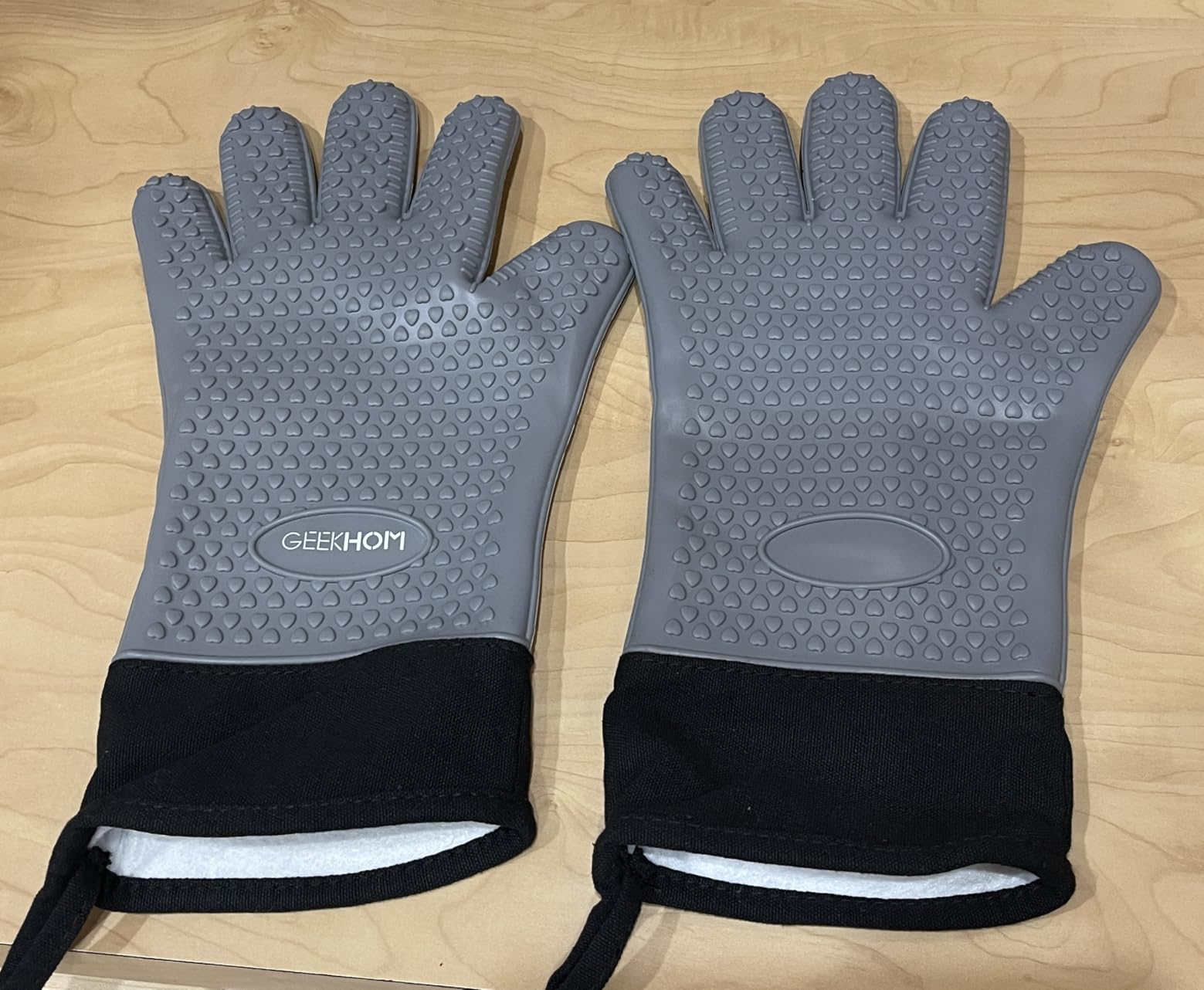 GEEKHOM BBQ Gloves Heat Resistant, 13.7 Inch Long Waterproof Silicone Oven Mitts for Grilling and Smoker, Non-Slip 5 Finger Kitchen Hot Mitts for Baking, Cooking & Cast Iron, Black customer photo 1