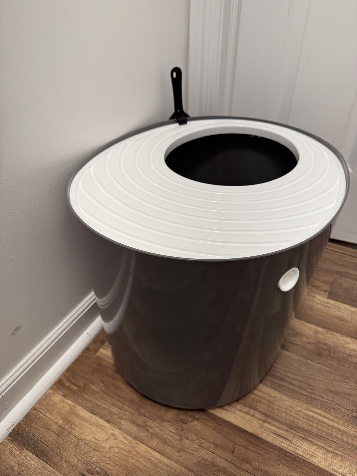 IRIS USA Cat Litter Box Large Top Entry with Lid Enclosed Covered Hooded Design Litter Catching Scatter Shield Pan Dog Proof Pet Proof Scoop Included Odor Control for Indoor Cats Kittens Beige/White customer photo 1