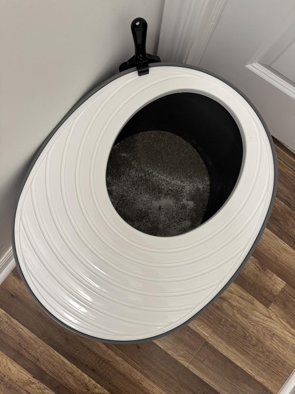 IRIS USA Cat Litter Box Large Top Entry with Lid Enclosed Covered Hooded Design Litter Catching Scatter Shield Pan Dog Proof Pet Proof Scoop Included Odor Control for Indoor Cats Kittens Beige/White customer photo 2