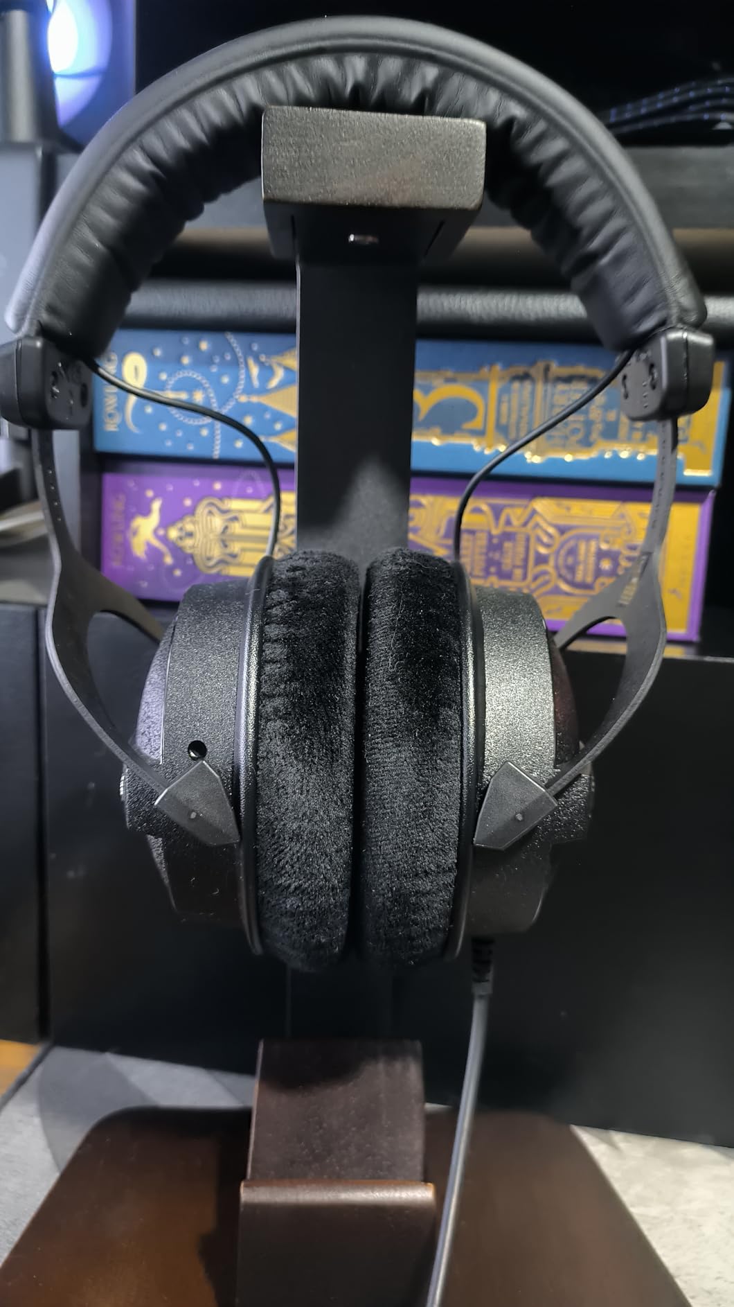 beyerdynamic DT 770 PRO, 80 Ohm, Closed Back, Over Ear, Wired Professional Studio Headphones, Home Recording, Podcast, Monitor, 3m Straight Cable, Black customer photo 2