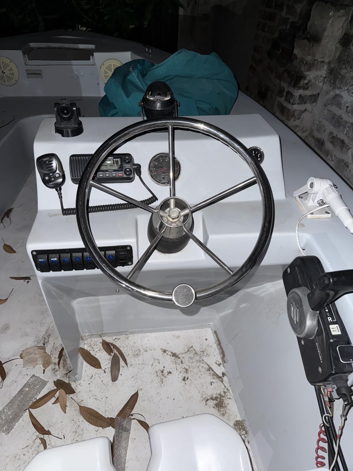 Uniden UM435 Advanced Fixed Mount VHF Marine Radio, All USA/International/Canadian Marine Channels Including New 4-Digit, CDN B Channels, 1 Watt/25 Watt Power, Waterproof IPX8 Submersible, White customer photo 2