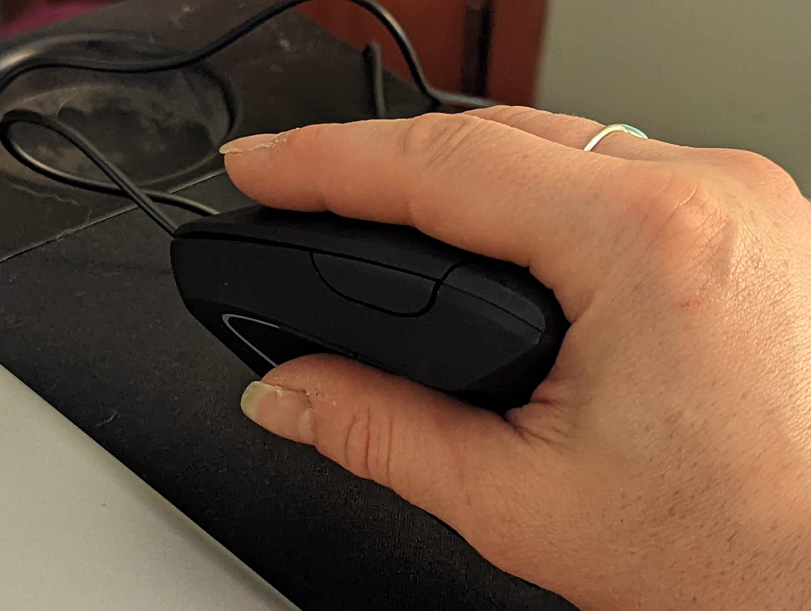Ergonomic Mouse, LEKVEY Vertical Wireless Mouse - Rechargeable 2.4G Optical Vertical Mice: 3 Adjustable DPI 800/1200/1600 Levels 6 Buttons, for Laptop, Mac, PC, Computer, Desktop, Notebook etc, Black customer photo 1