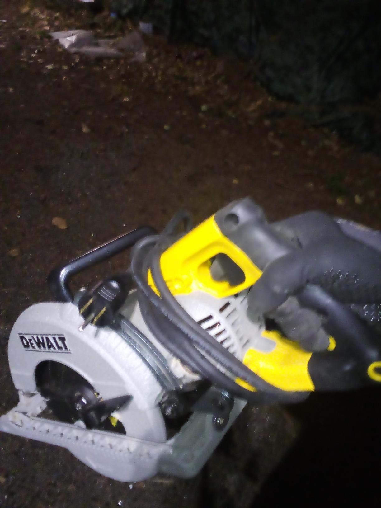 DEWALT 7-1/4-Inch Circular Saw, 15-Amp, Worm Drive, Corded (DWS535B) customer photo 2
