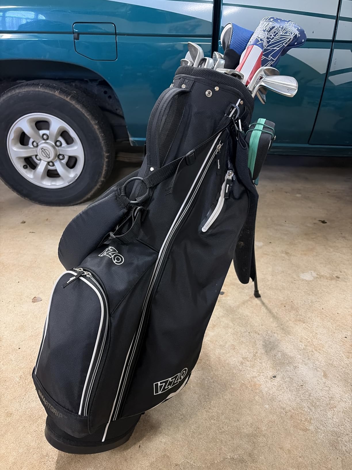 Tangkula Golf Stand Bag with 8 Way Top Dividers, Lightweight Golf Bag with Detachable Dual Strap & 7 Pockets, Rain Hood, Portable Golf Bag for Men & Women, Black customer photo 1