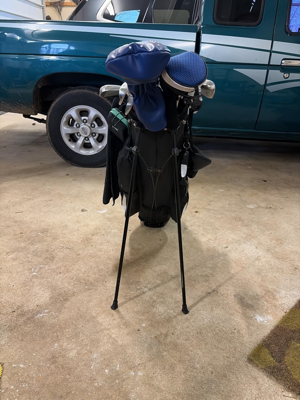 Tangkula Golf Stand Bag with 8 Way Top Dividers, Lightweight Golf Bag with Detachable Dual Strap & 7 Pockets, Rain Hood, Portable Golf Bag for Men & Women, Black customer photo 2
