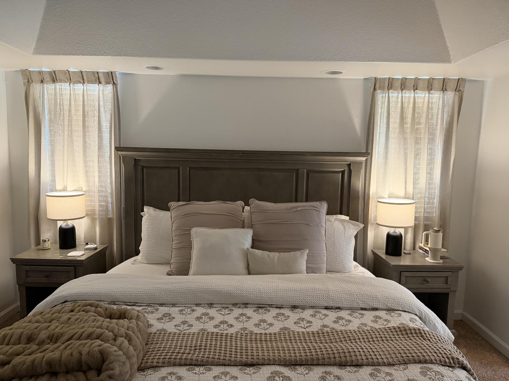 EASELAND Queen Size Down Alternative Comforter - Quilted Duvet Insert for All Seasons, Soft Lightweight with Corner Tabs, Summer Winter Warm Bedding, White 88x88 Inches customer photo 2