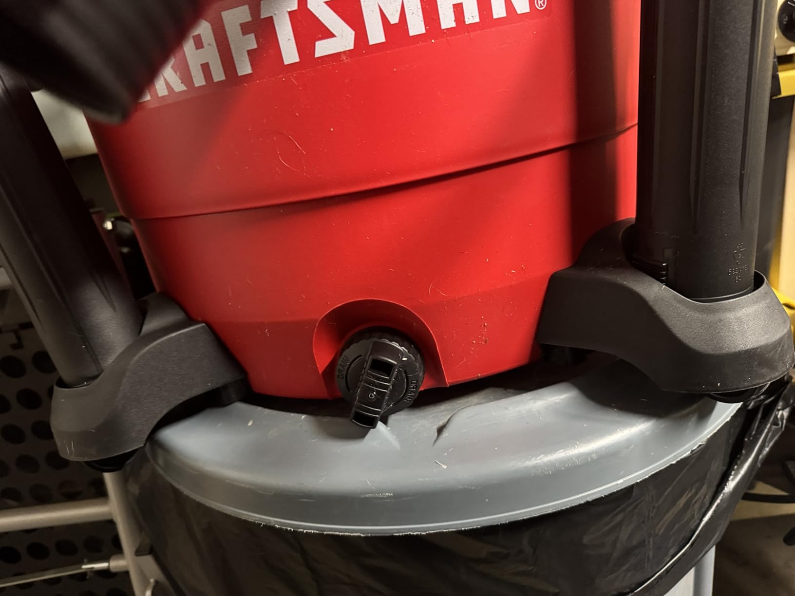 Craftsman CMXEVBE17595 16 Gallon 6.5 Peak HP Wet Dry Vac customer photo 1