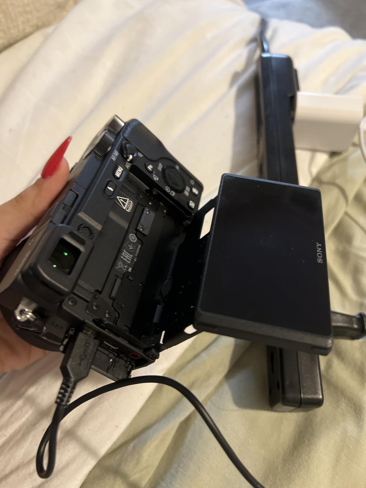 Alpha a6400 Mirrorless Camera: Compact APS-C Interchangeable Lens Digital Camera with Real-Time Eye Auto Focus, 4K Video, Flip Screen & 16-50mm Lens - E Mount Compatible - ILCE-6400L/B, Black customer photo 2