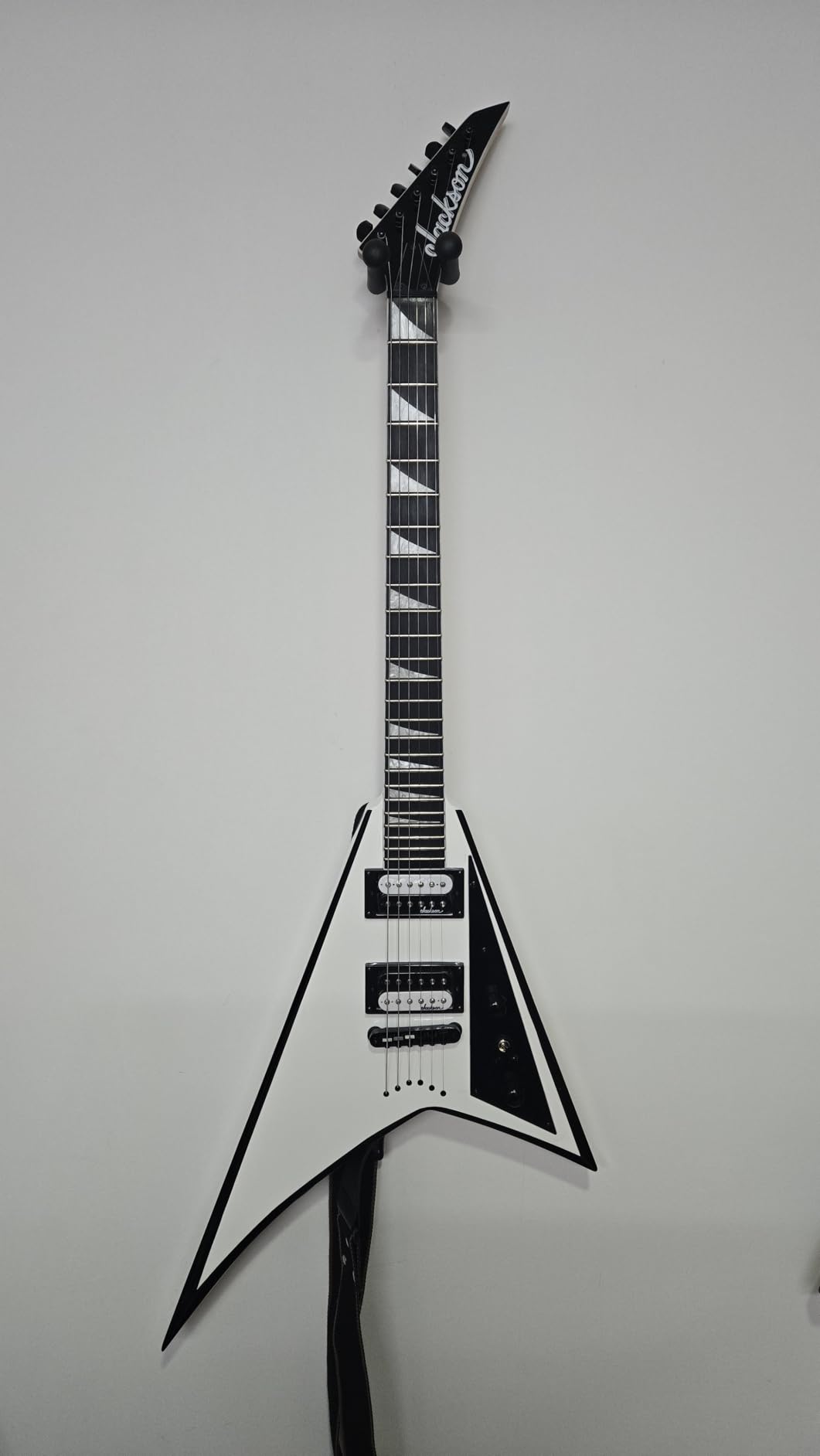 Jackson JS Series Rhoads JS32T Electric Guitar - White with Black Bevels customer photo 1