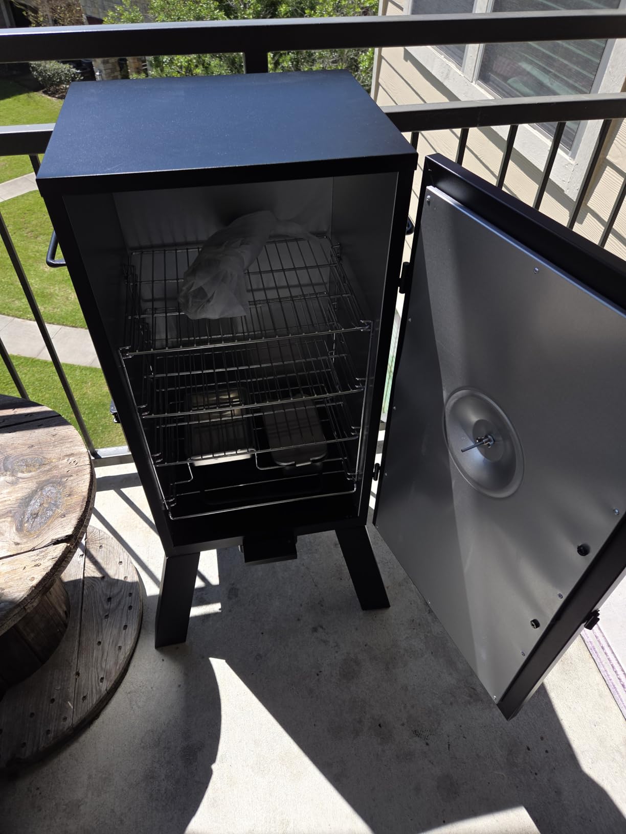 Masterbuilt 30-inch Electric Vertical BBQ Smoker with Analog Temperature Control, Chrome Smoking Racks and 535 Cooking Square Inches in Black customer photo 2