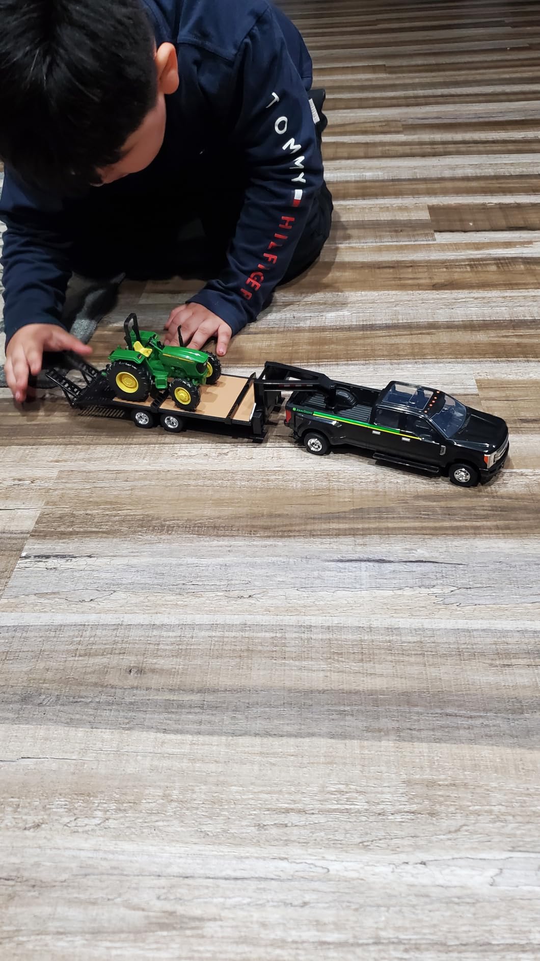 1/32 Ford F-350 Pickup with Horse Trailer and Horses Pretend Play & Imaginative Play for Ages 3 to 11 customer photo 1