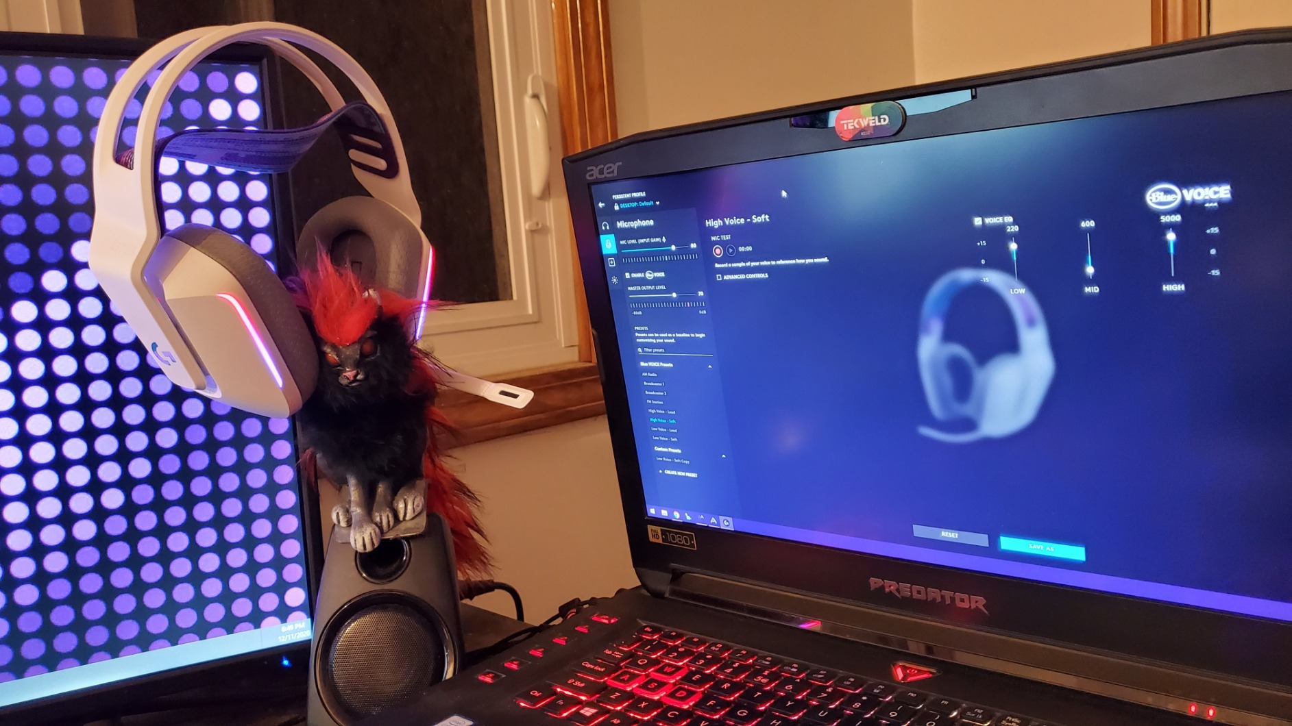 Logitech G733 Lightspeed Wireless Gaming Headset, Suspension Headband, Lightsync RGB, Blue VO!CE Mic, PRO-G Audio - PC, PS5, PS4, Switch Compatible customer photo 2