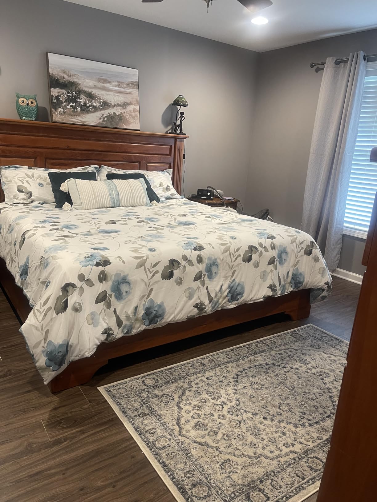 Amazon Basics White Down Alternative Comforter and Duvet Insert with Corner Tabs, Machine Washable, Full/Queen, All-Season customer photo 1
