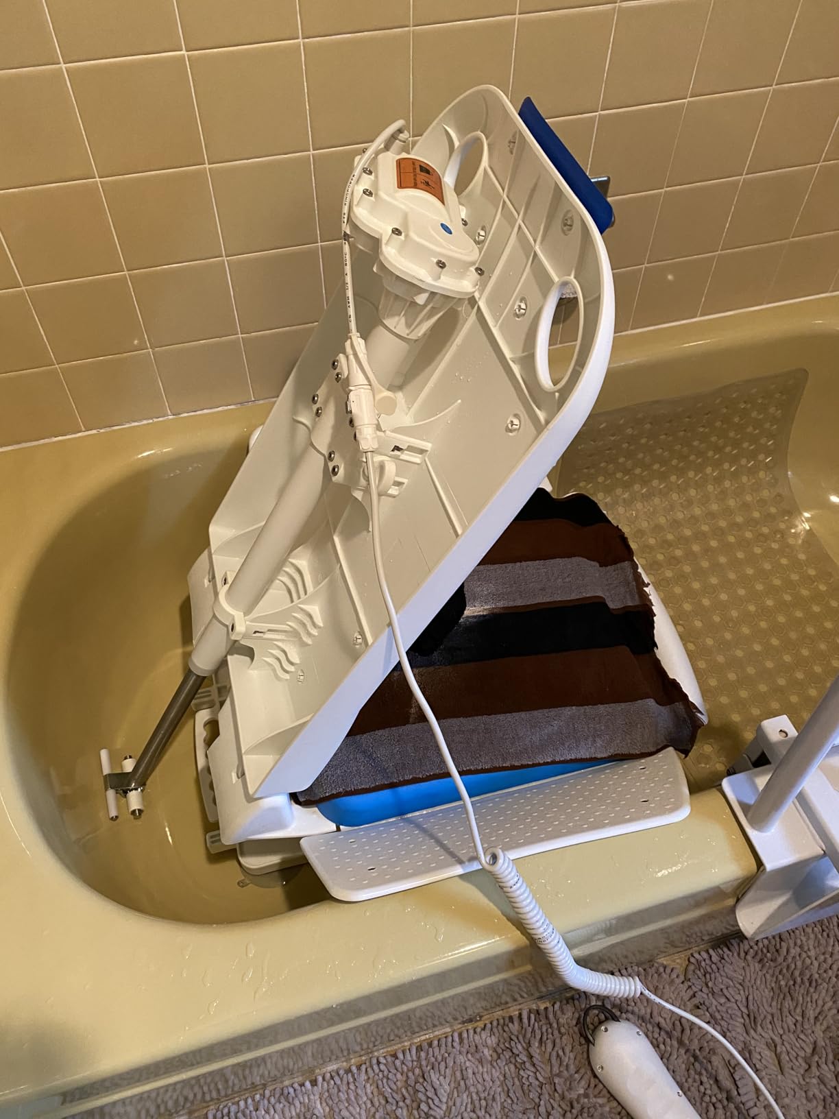 Platinum Health Tranquilo Premium Electric Bath Lift with Padded, SAFESWIVEL Rotating SEAT and Electric Recline, 300lb Lifting Capacity and Extra High Lifting Range up to 21.5 inches customer photo 1