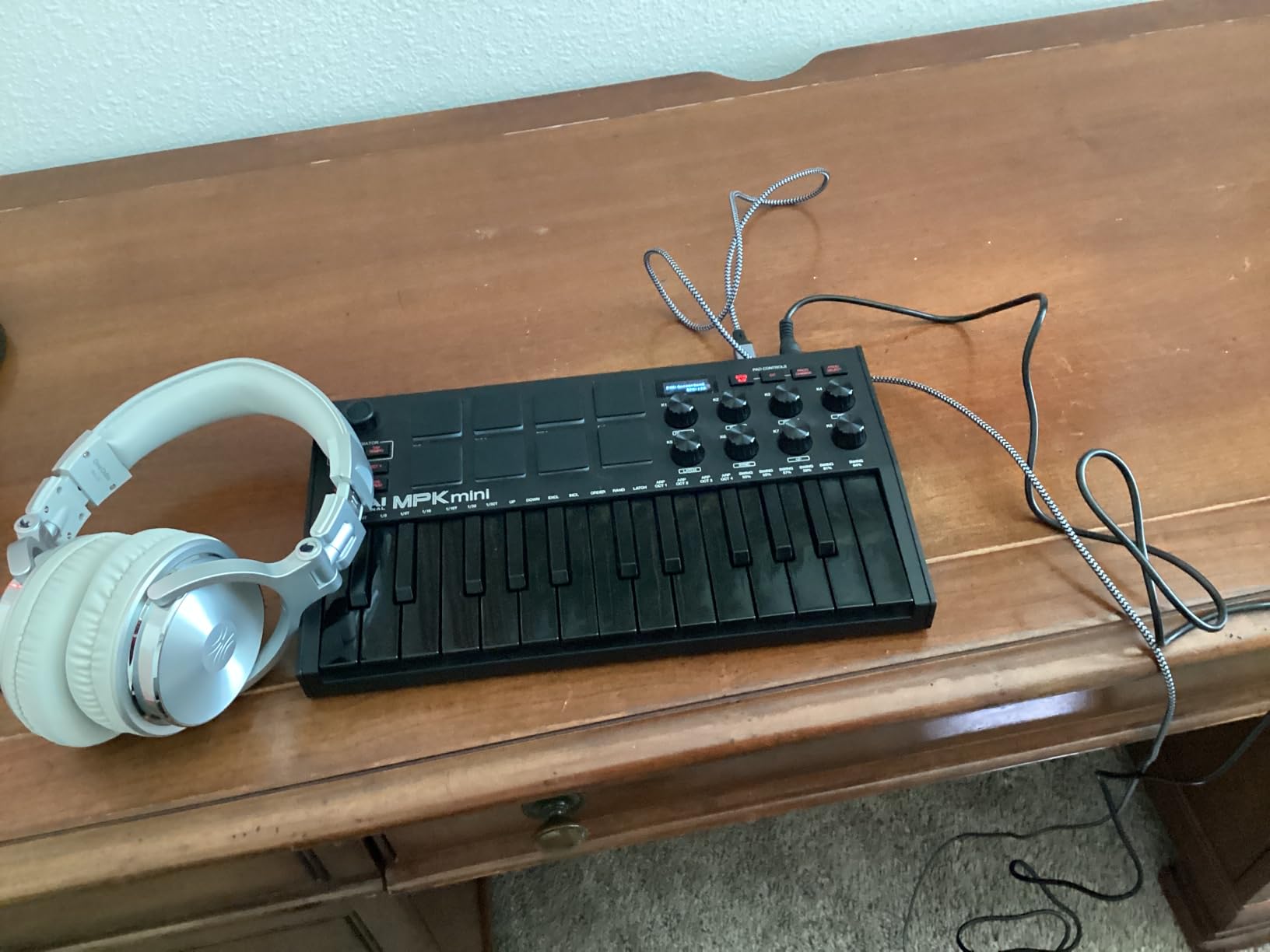 Akai Professional MPK Mini MK3 - 25 Key USB MIDI Keyboard Controller with 8 Backlit Drum Pads, 8 Knobs, Music Production Software and Native Instruments Sound Package (NKS Integration) customer photo 2