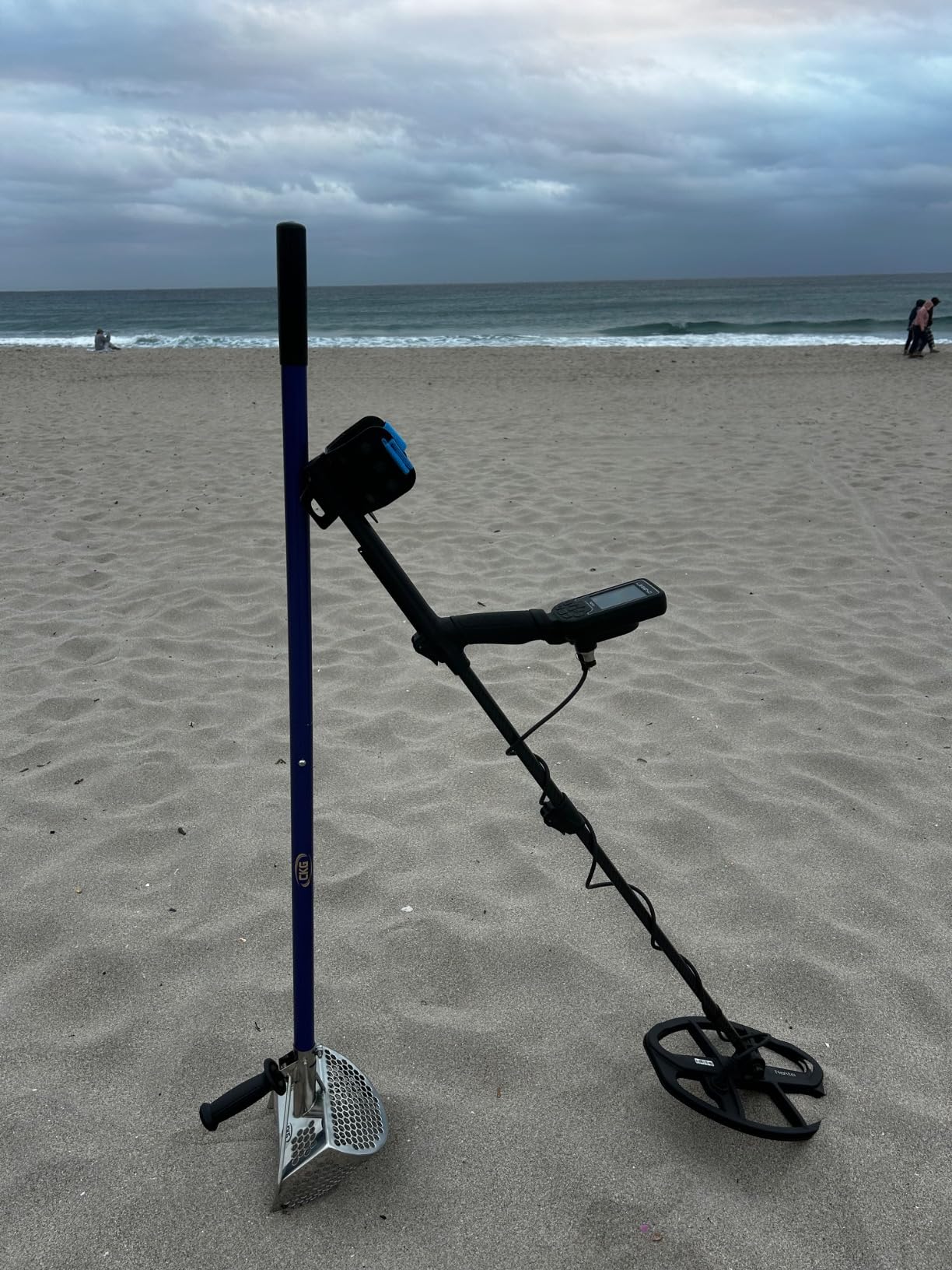 CKG Sand Scoop for Metal Detecting Heavy Duty Sand Sifter Scoop Stainless Steel 304, Metal Detector Scoop Shovel for Treasure Hunting Metal Detector Accessories, 11x8 with Handle customer photo 1