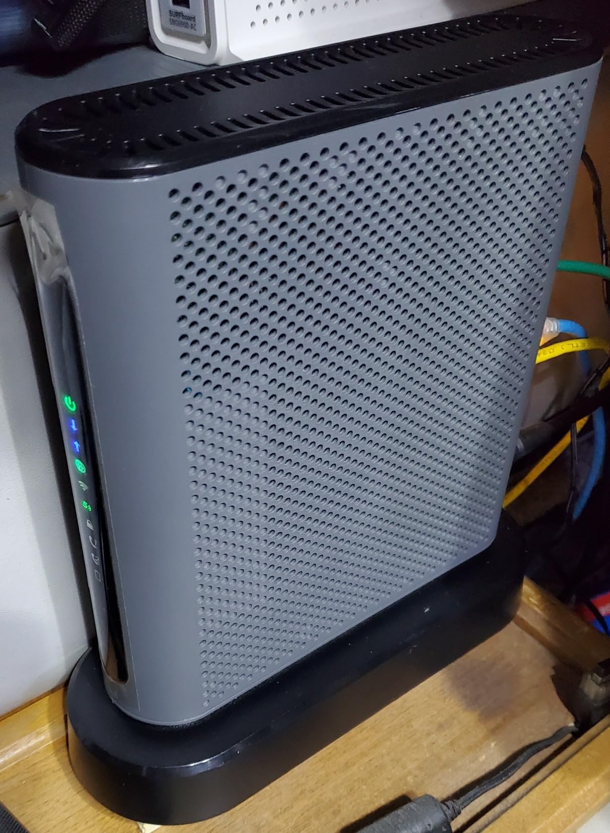 Motorola MT7711 (24X8) Cable Modem-Two Phone Ports Router, DOCSIS 3.0 Modem, AC1900 Dual Band Wi-Fi Gigabit Router for Comcast Xfinity - (Renewed) customer photo 2