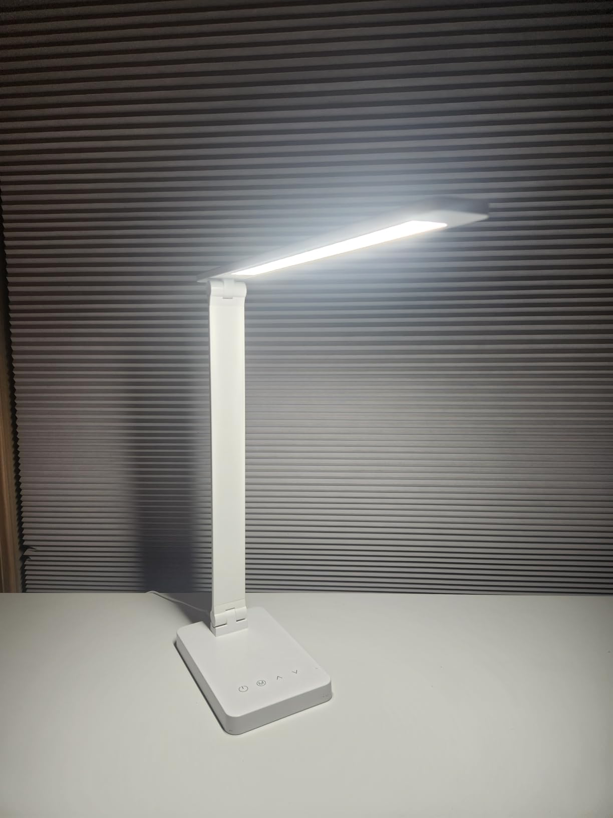 Lepro LED Desk Lamp, Metal Desk Light 9.5W 800lm, 5 Color Modes 5 Brightness Level, Dimmable Home Office Desktop Lamp for Reading, Crafting, Sewing, Puzzle, Nail, White customer photo 1