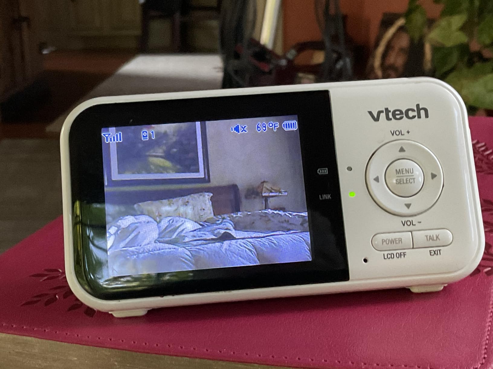 VTech Baby Monitor with 2 Cameras No WiFi - 19Hr Video Battery, 1000ft Range, Night Vision, Two-Way Talk, Temperature Sensor, Sound-Activated Screen | VM819-2 customer photo 1