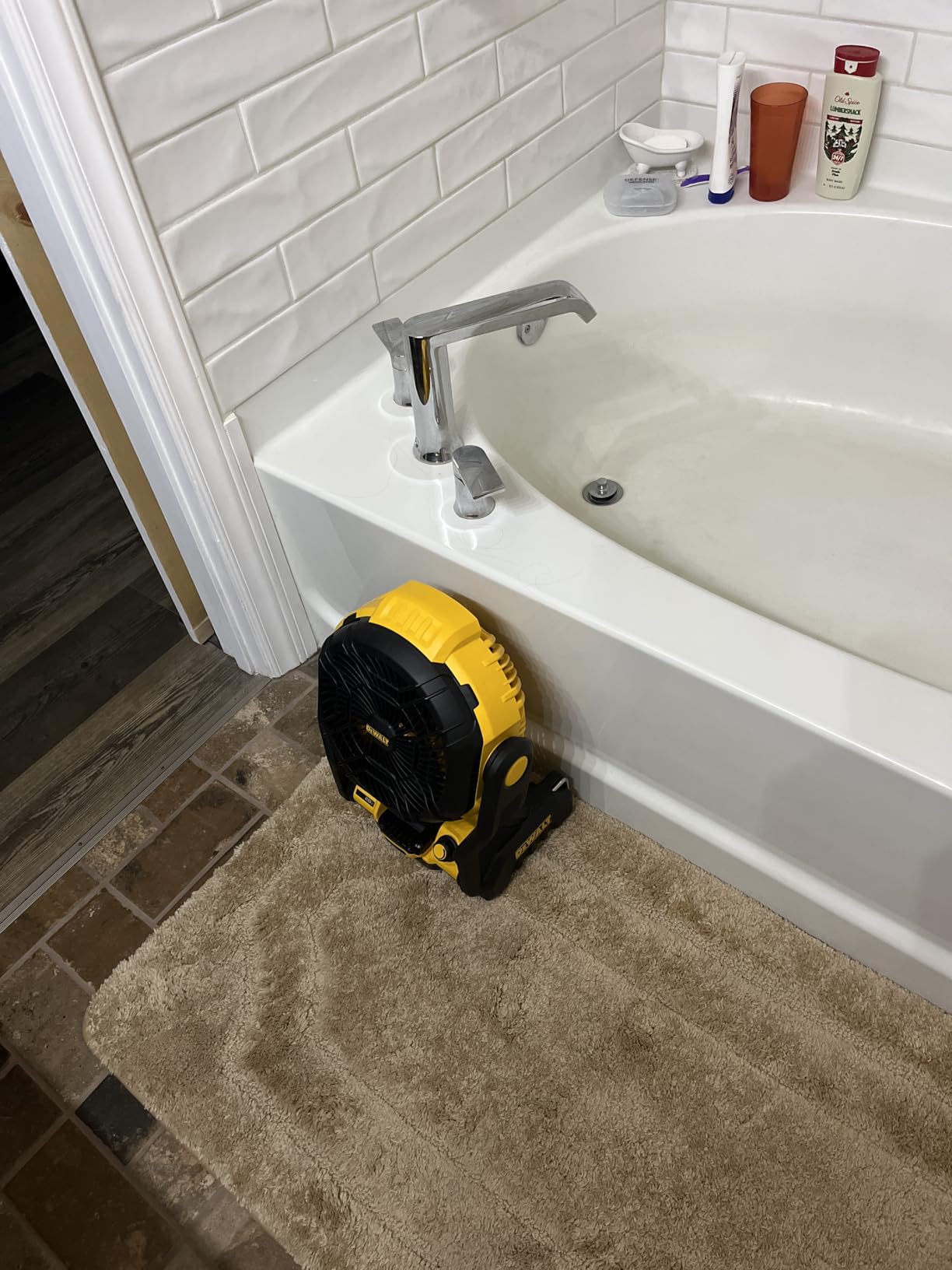 DEWALT 20V MAX Portable Fan, Battery Powered Rechargeable Cordless Shop Fan, Up to 4.5 Hrs Runtime, Variable Speed, 650 CFM, Tool Only (DCE512B) customer photo 1