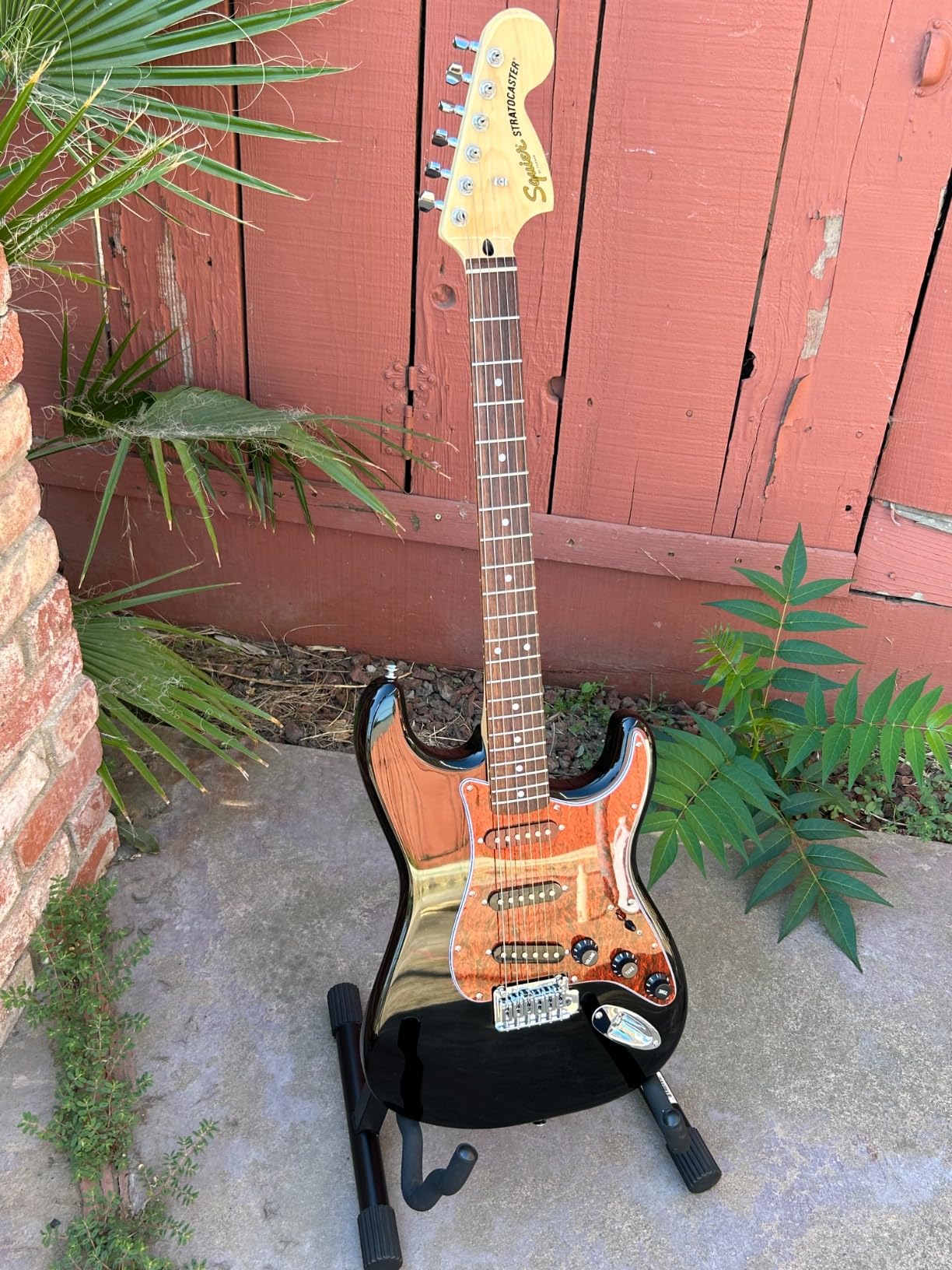 Fender Squier Affinity Stratocaster HSS - Metallic Black Bundle with Frontman 10G Amplifier, Gig Bag, Instrument Cable, Tuner, Strap, Picks, and Austin Bazaar Instructional DVD customer photo 1
