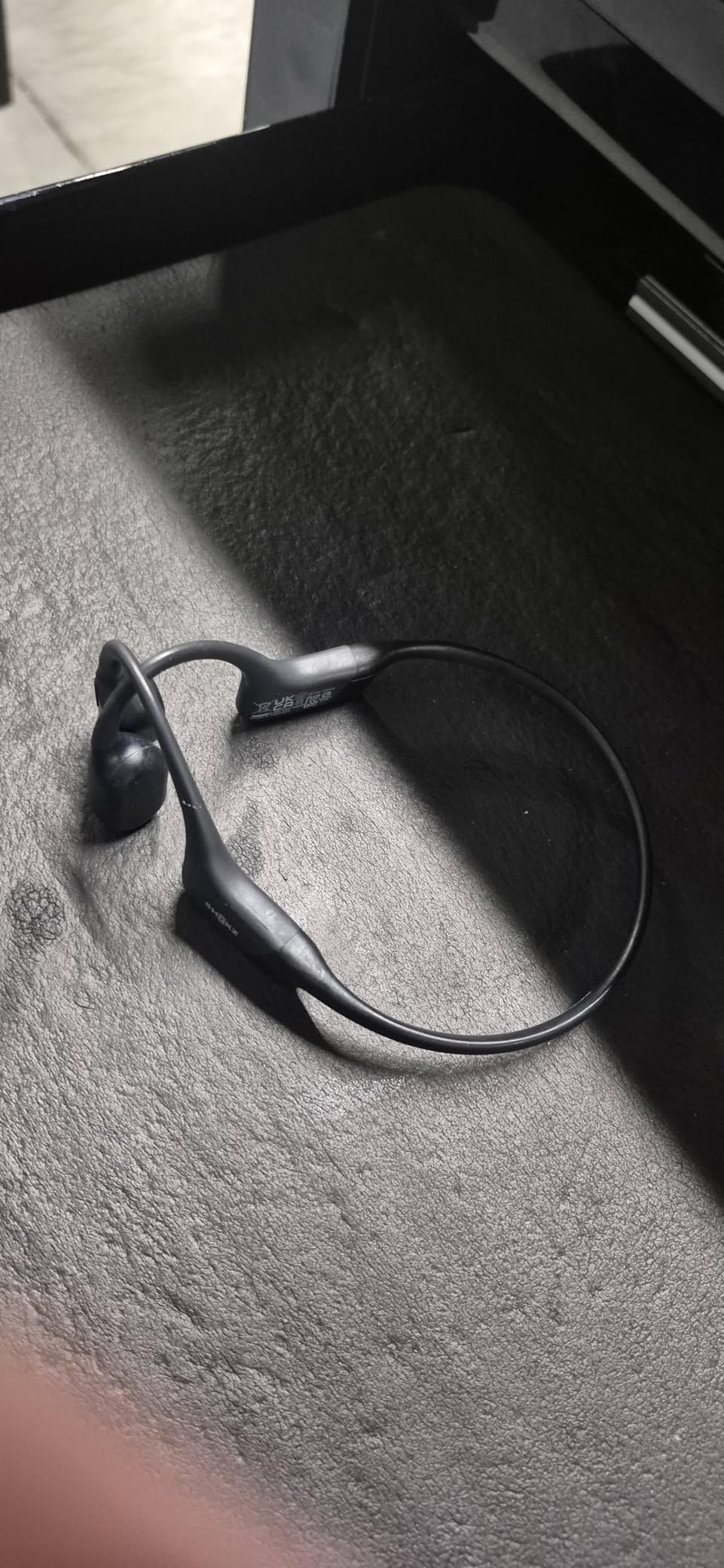 SHOKZ OpenRun - Bone Conduction Open-Ear Bluetooth Sport Headphones, Running Workout, Sweat Headband, IP67 Sweat Resistant, 8H Playtime, Mic customer photo 1