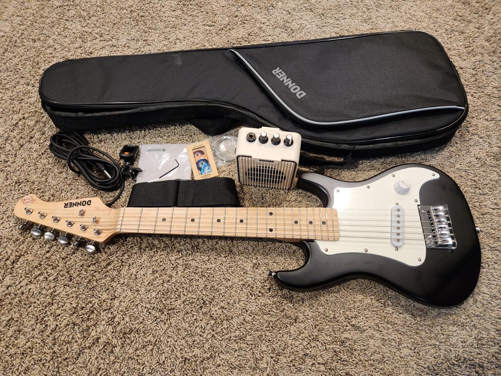 Donner 30 Inch Kids Electric Guitar Beginner Kits ST Style Mini Electric Guitar for Boys Girls with Amp, 600D Bag, Tuner, Picks, Cable, Strap, Extra Strings, DSJ-100, Red customer photo 2
