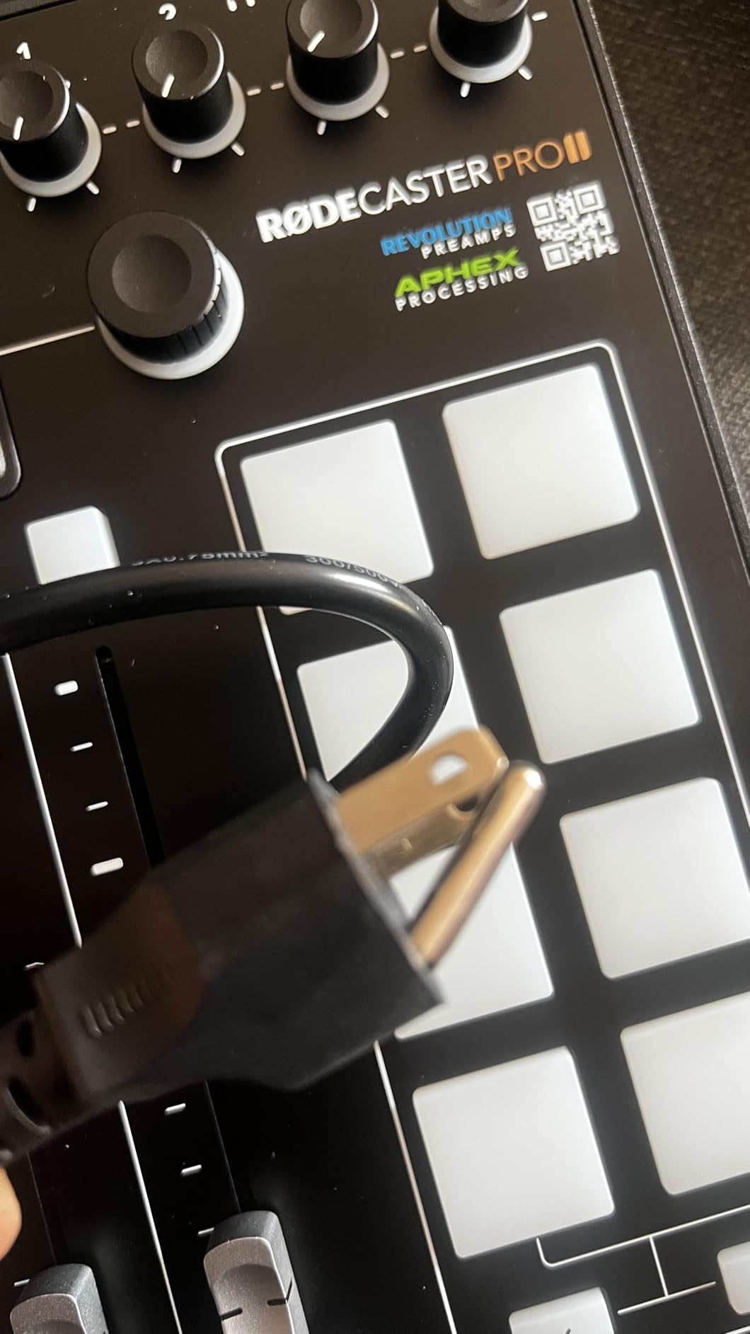 RODE RØDECaster Pro II All-in-One Production Solution for Podcasting, Streaming, Music Production and Content Creation, Black customer photo 1