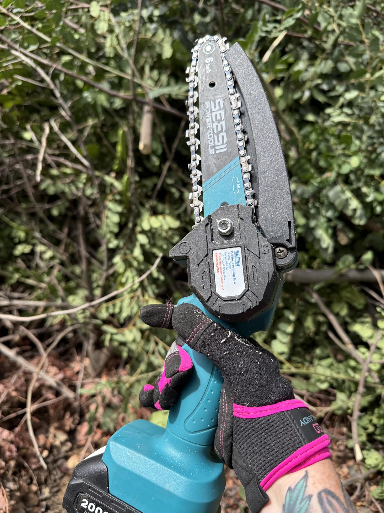 Seesii Mini Chainsaw, 6-inch Mini Chainsaw Cordless, Handheld Electric Power Chain Saw with 2 Batteries customer photo 2