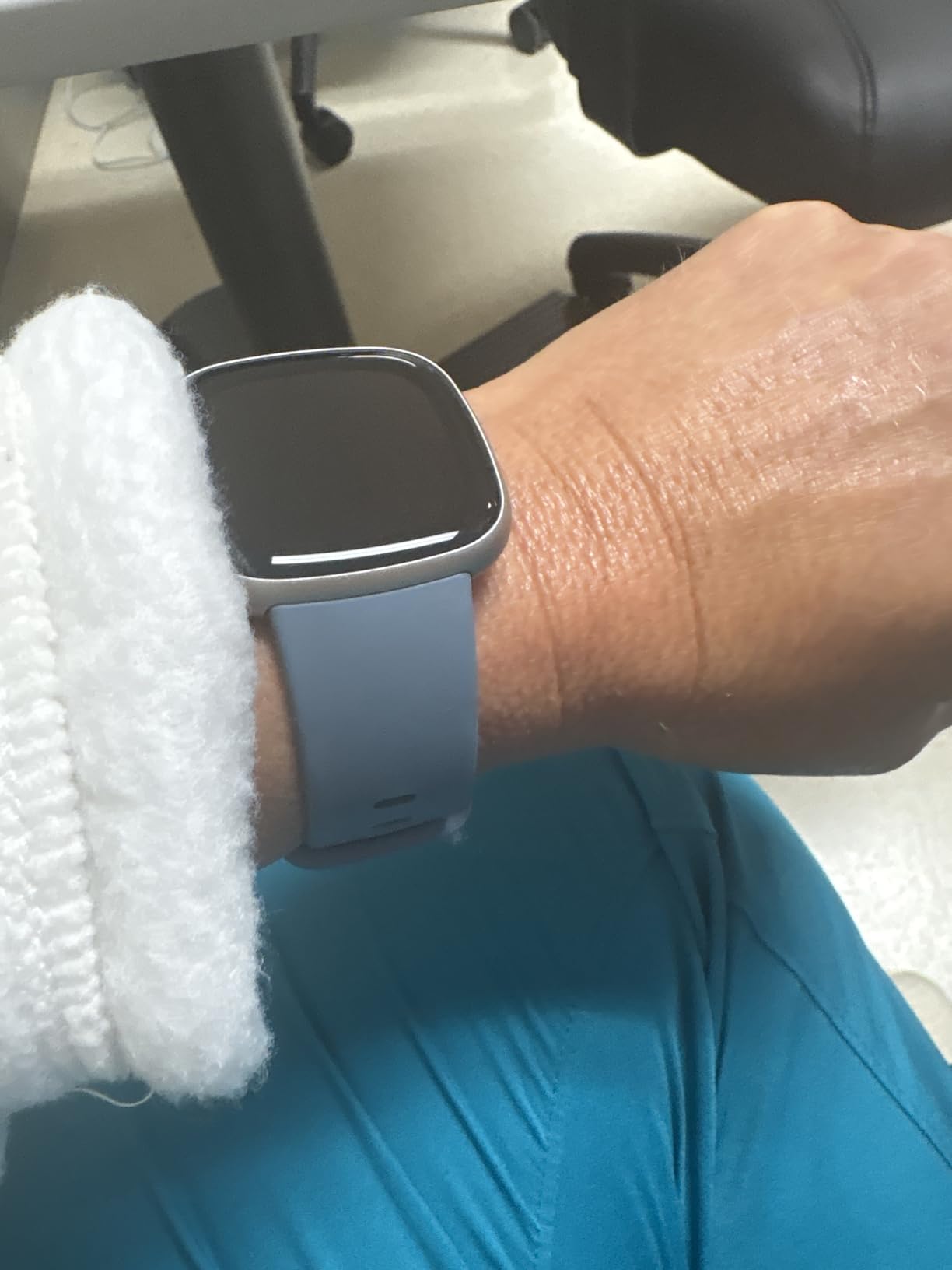 Fitbit Versa 4 Fitness Smartwatch with Daily Readiness, GPS, 24/7 Heart Rate, 40+ Exercise Modes, Sleep Tracking and more, Waterfall Blue/Platinum, One Size (S & L Bands Included) customer photo 1
