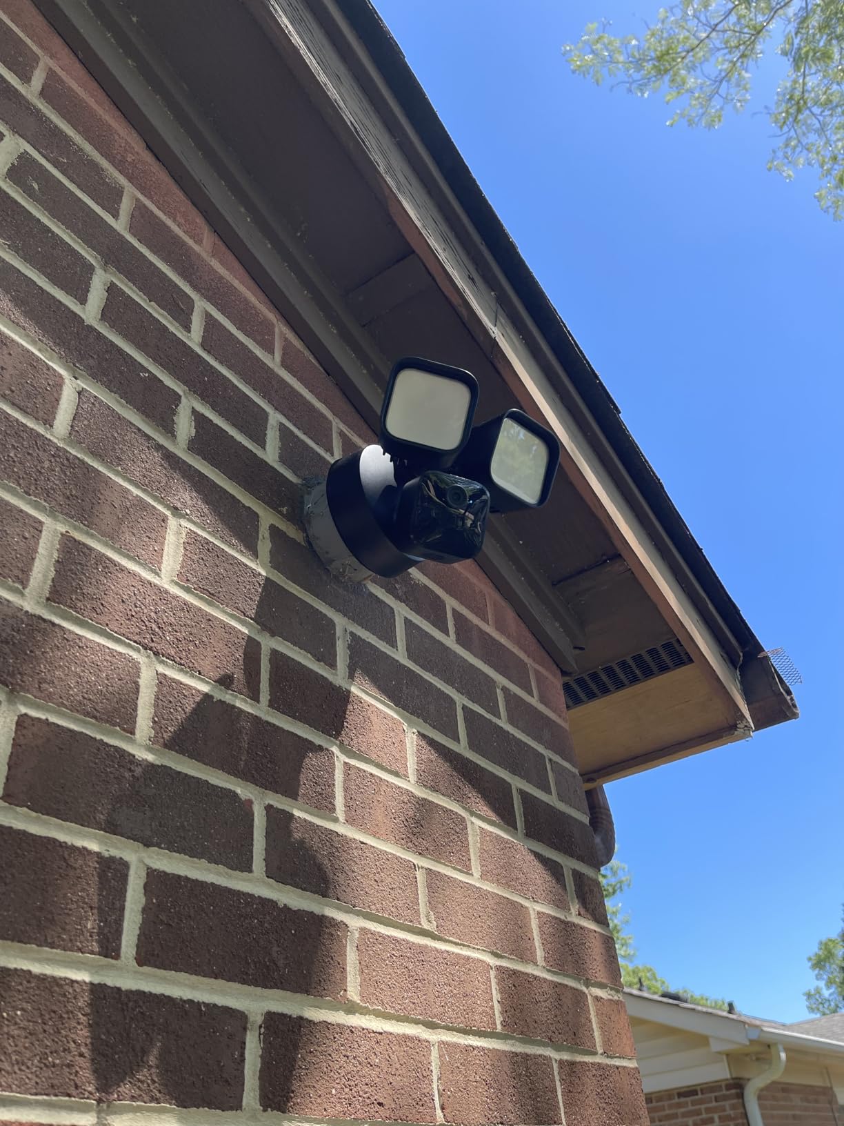 Blink Wired Floodlight Camera, Smart security camera, 2600 lumens, HD live view, enhanced motion detection, built-in siren, Works with Alexa, 1 camera (White) customer photo 2