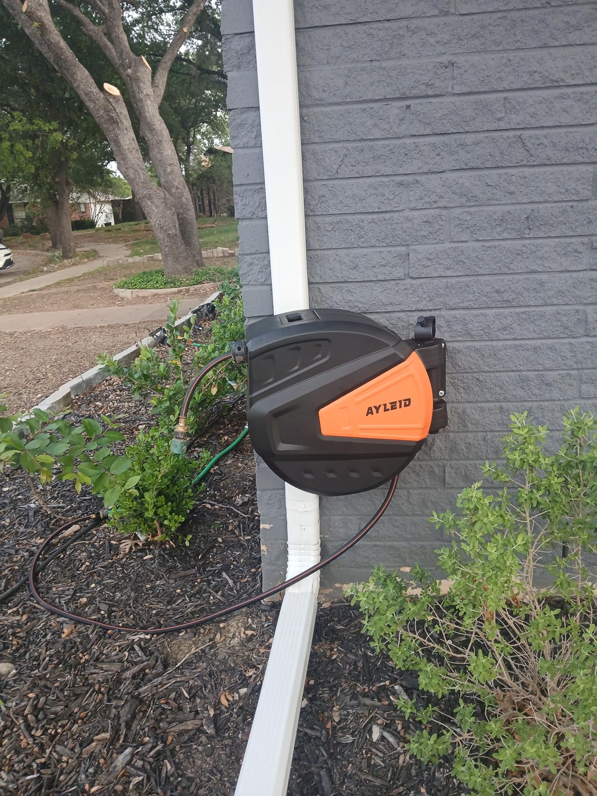 Ayleid Retractable Garden Hose Reel,1/2 in x 100 ft Wall Mounted Hose Reel, with 9- Function Sprayer Nozzle, Any Length Lock/Slow Return System/Wall Mounted/180°Swivel Bracket (Gray) customer photo 1