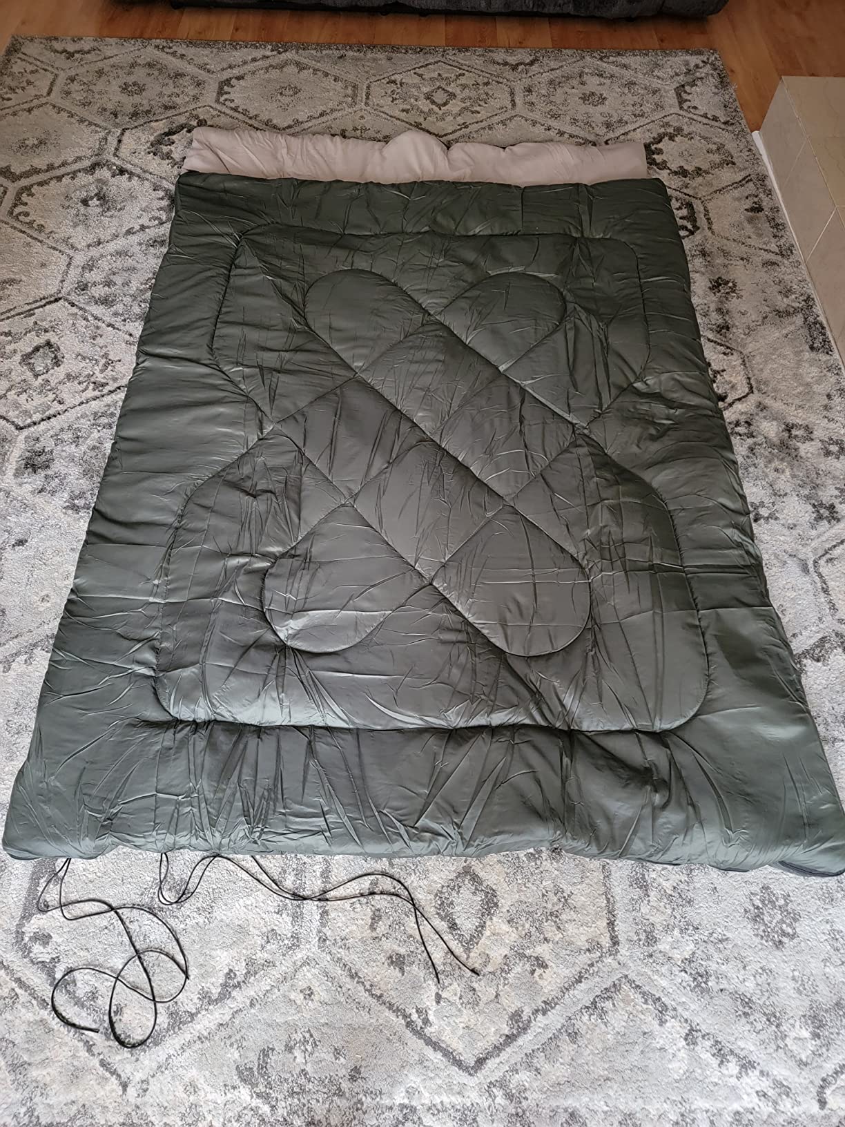 Amazon Basics 40°F Cold Weather Two-Person Sleeping Bag for Outdoor Camping, Queen Size XL, 87