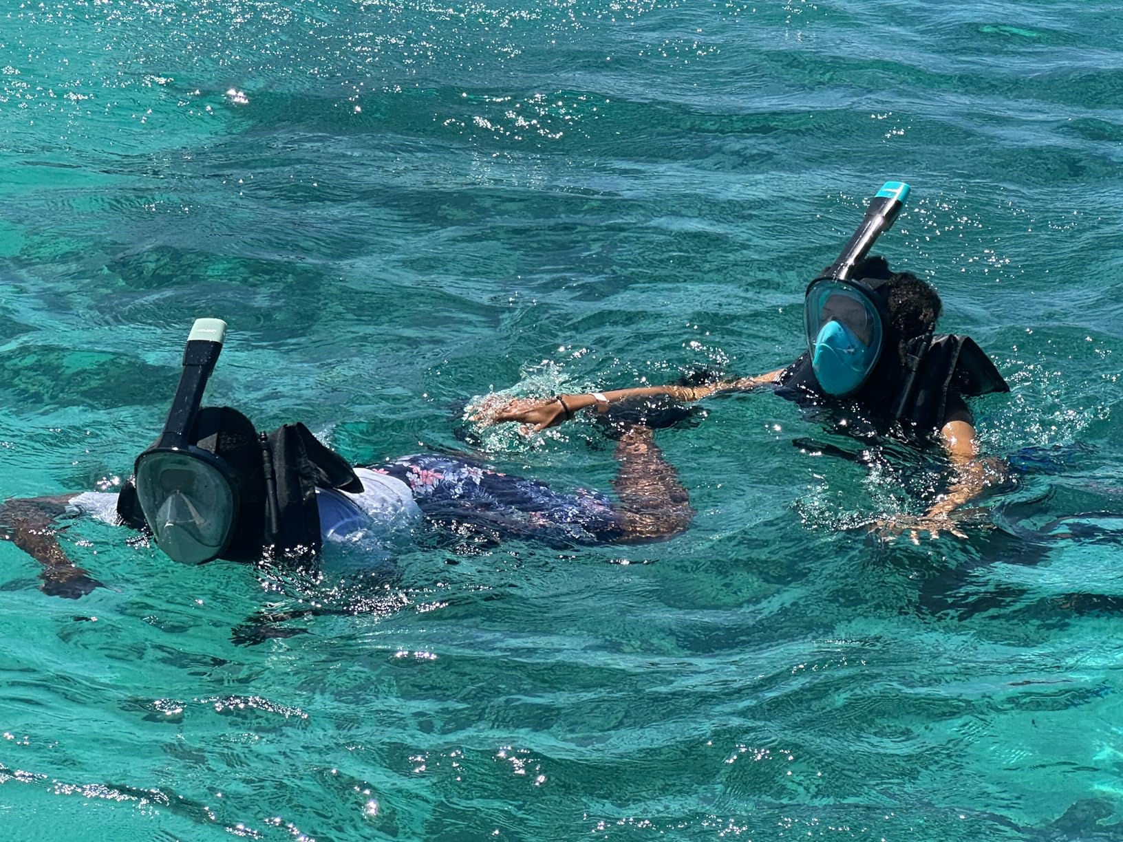 Odoland Snorkeling Packages, Full Face Snorkel Mask for Adults & Youth with Camera Mount, Adjustable Swim Fins, Anti-Fog Anti-Leak Diving Gear customer photo 1