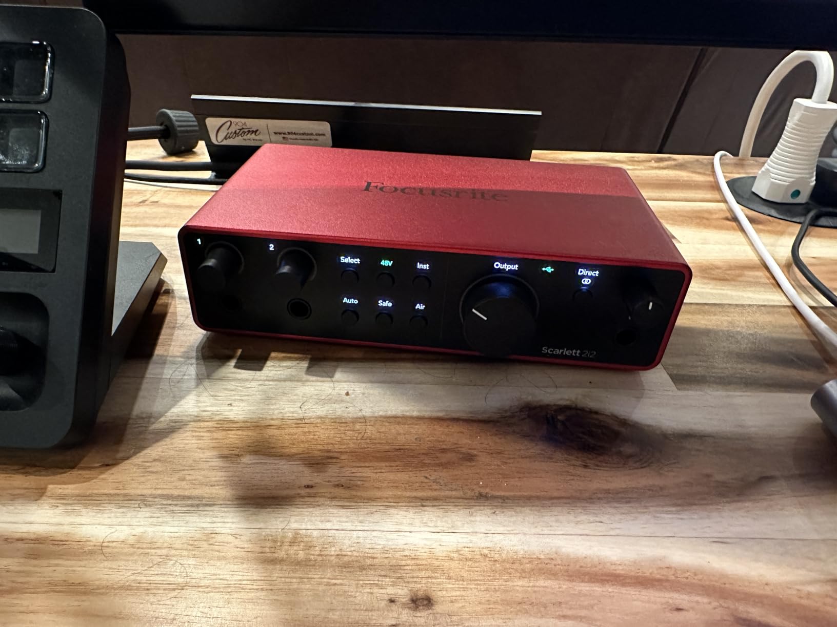 Focusrite Scarlett 2i2 4th Gen USB Audio Interface for Recording, Songwriting, Streaming and Podcasting - High-Fidelity, Studio Quality Recording, and All the Software You Need to Record customer photo 2