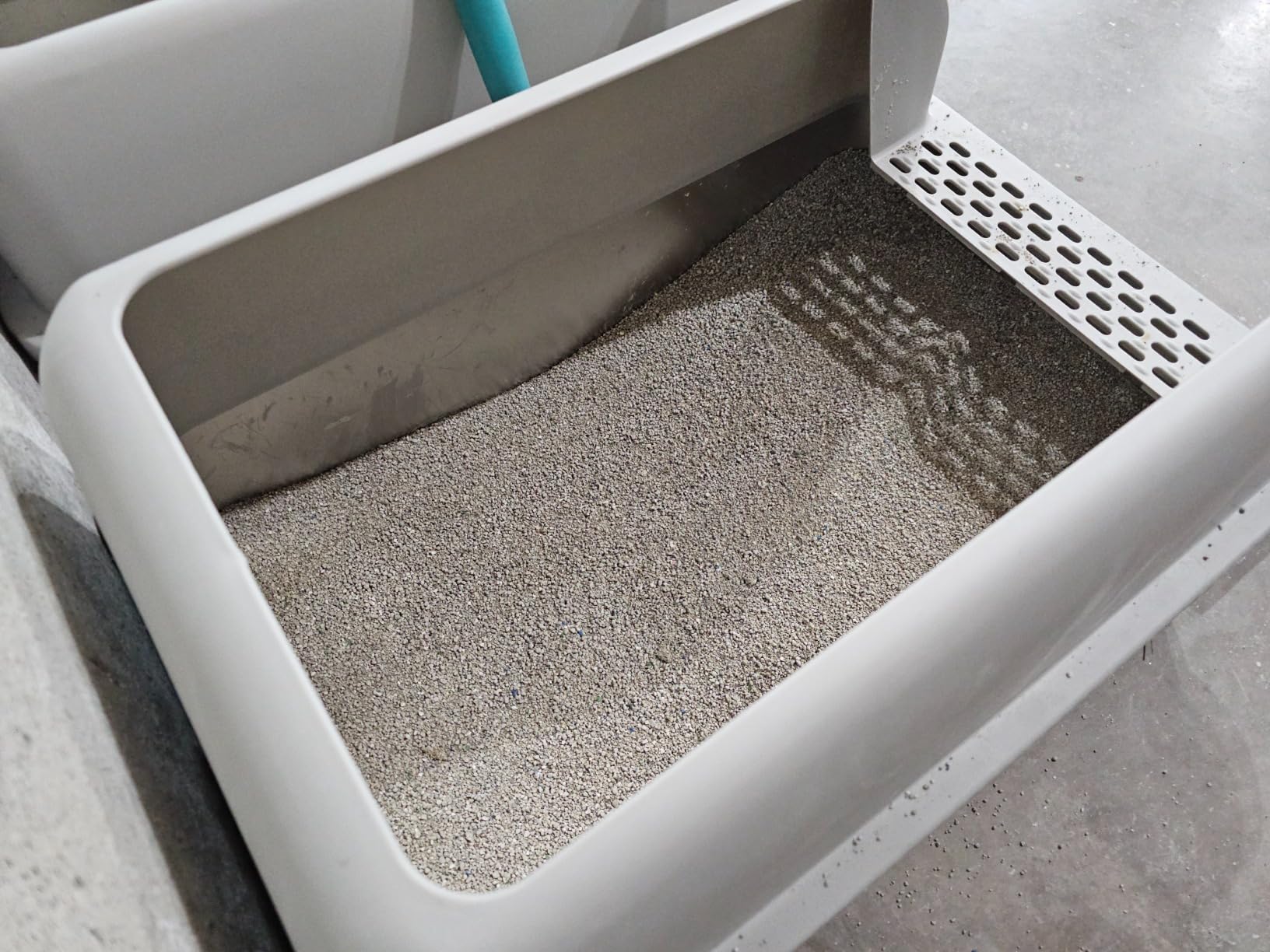 Extra Large Stainless Steel Litter Box with Lid, High Sides Enclosed Cat Litter Box for Big Cats & High Peeing, Anti-Leak & Odor Control Metal Litter Pan, Easy Clean Non-Stick Kitty Litter Box customer photo 1