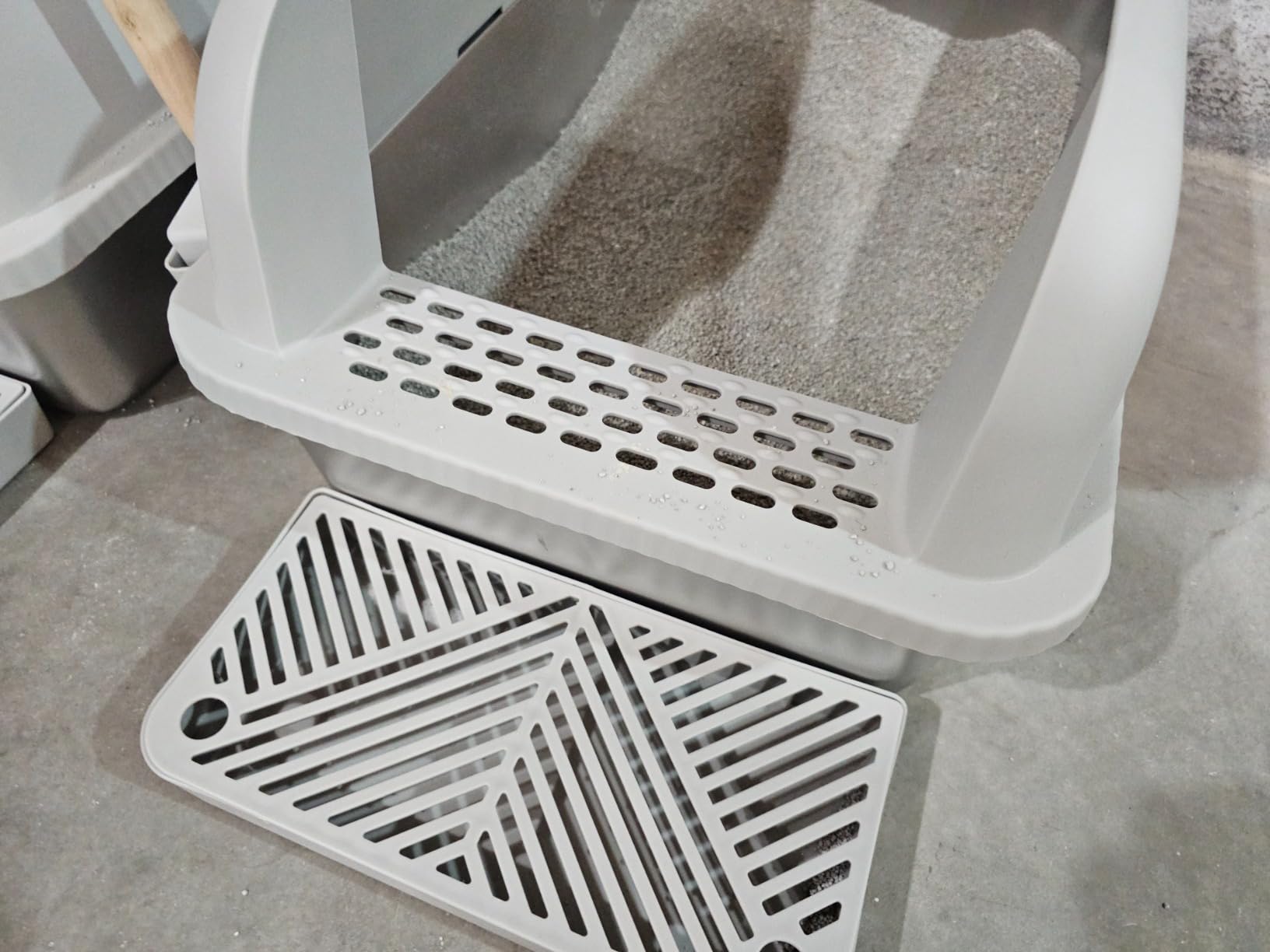 Extra Large Stainless Steel Litter Box with Lid, High Sides Enclosed Cat Litter Box for Big Cats & High Peeing, Anti-Leak & Odor Control Metal Litter Pan, Easy Clean Non-Stick Kitty Litter Box customer photo 2