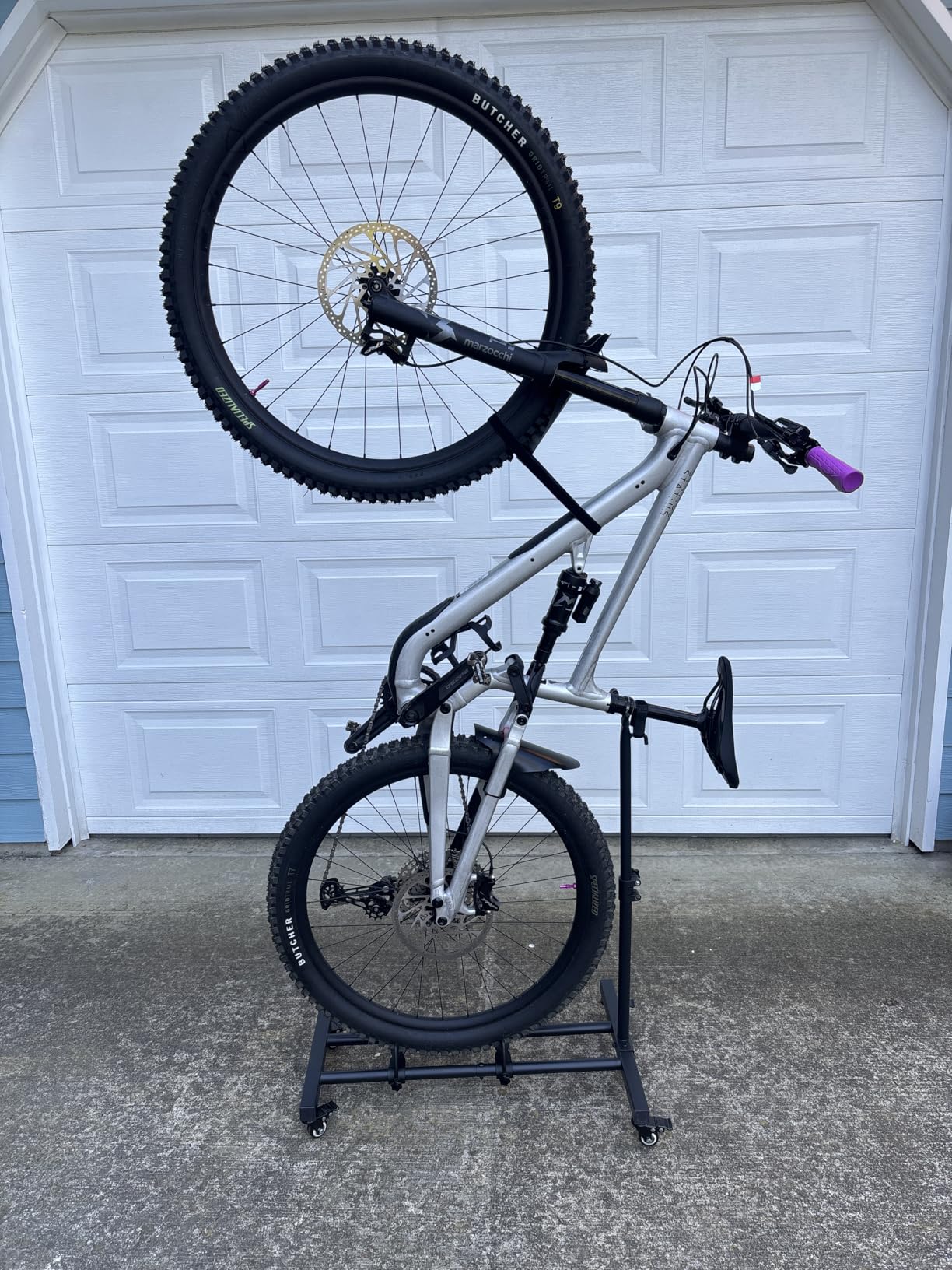 Sttoraboks Vertical Bike Stand, Freestanding Bike Rack Garage Storage Upright Bicycle Floor Stand Indoor Bike Holder with Adjustable Height for Garage & Apartment - for Wheels Sizes up to 29